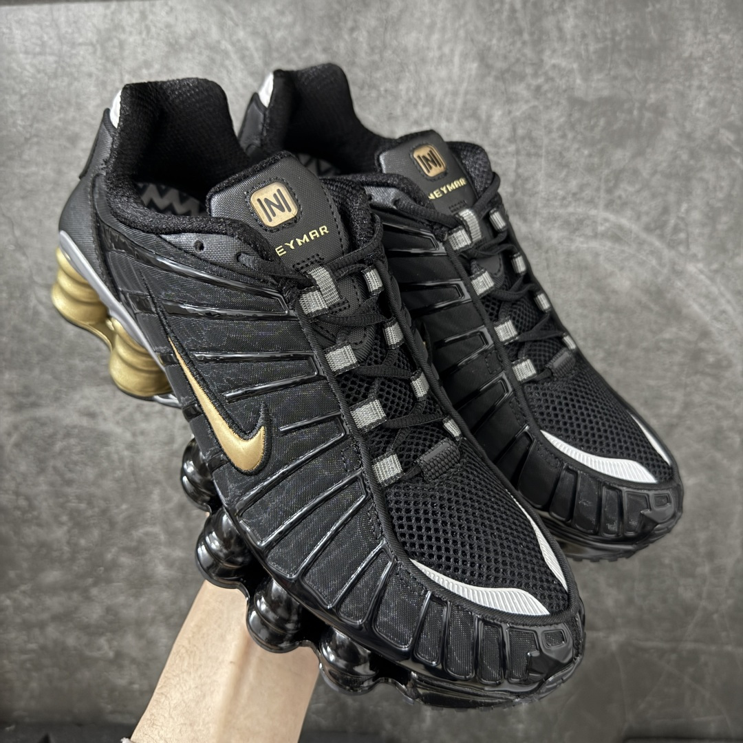 【Max纯原版】原版开发 Nike Shox TL系列 黑金色 BV1388-001 NK Shox TL系列 复古舒适百搭防滑耐磨低邦柱形气垫休闲跑步鞋 鞋面采用了轻质化的材料打造，搭载鞋带系带系统以及鞋舌部分的特殊控制模块，科技感十足；采用透气纺织品和网眼鞋面与标志性的Nike Shox技术，同时提供更轻盈的感觉和大胆的外观；鞋身大面积采用织物与皮革材质拼接设计，搭配Dri-FITz透气网面，透气性拉满不闷脚。中底前掌搭载Air Max科技，后掌配置Shoxy缓震气柱，前掌气垫提供灵敏回弹，中底的气柱设计也很加分，外观上科技感十足；设计彰显个性，复古造型适配多种穿搭风格。 尺码：39 40 40.5 41 42 42.5 43 44 44.5 45 45.5 46 46.5 47.5-选品中心