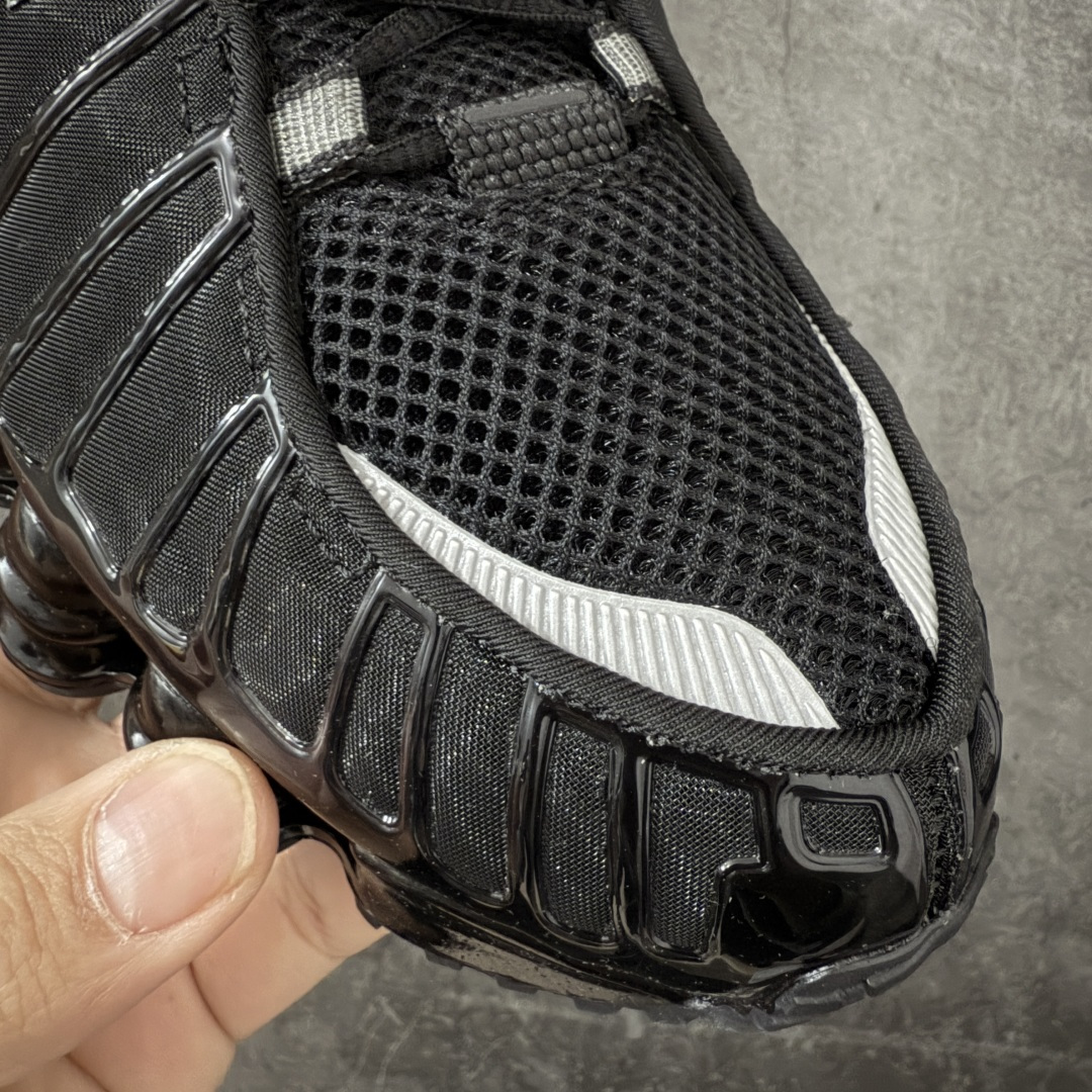 图片[4]-【Max纯原版】原版开发 Nike Shox TL系列 黑金色 BV1388-001 NK Shox TL系列 复古舒适百搭防滑耐磨低邦柱形气垫休闲跑步鞋 鞋面采用了轻质化的材料打造，搭载鞋带系带系统以及鞋舌部分的特殊控制模块，科技感十足；采用透气纺织品和网眼鞋面与标志性的Nike Shox技术，同时提供更轻盈的感觉和大胆的外观；鞋身大面积采用织物与皮革材质拼接设计，搭配Dri-FITz透气网面，透气性拉满不闷脚。中底前掌搭载Air Max科技，后掌配置Shoxy缓震气柱，前掌气垫提供灵敏回弹，中底的气柱设计也很加分，外观上科技感十足；设计彰显个性，复古造型适配多种穿搭风格。 尺码：39 40 40.5 41 42 42.5 43 44 44.5 45 45.5 46 46.5 47.5-选品中心