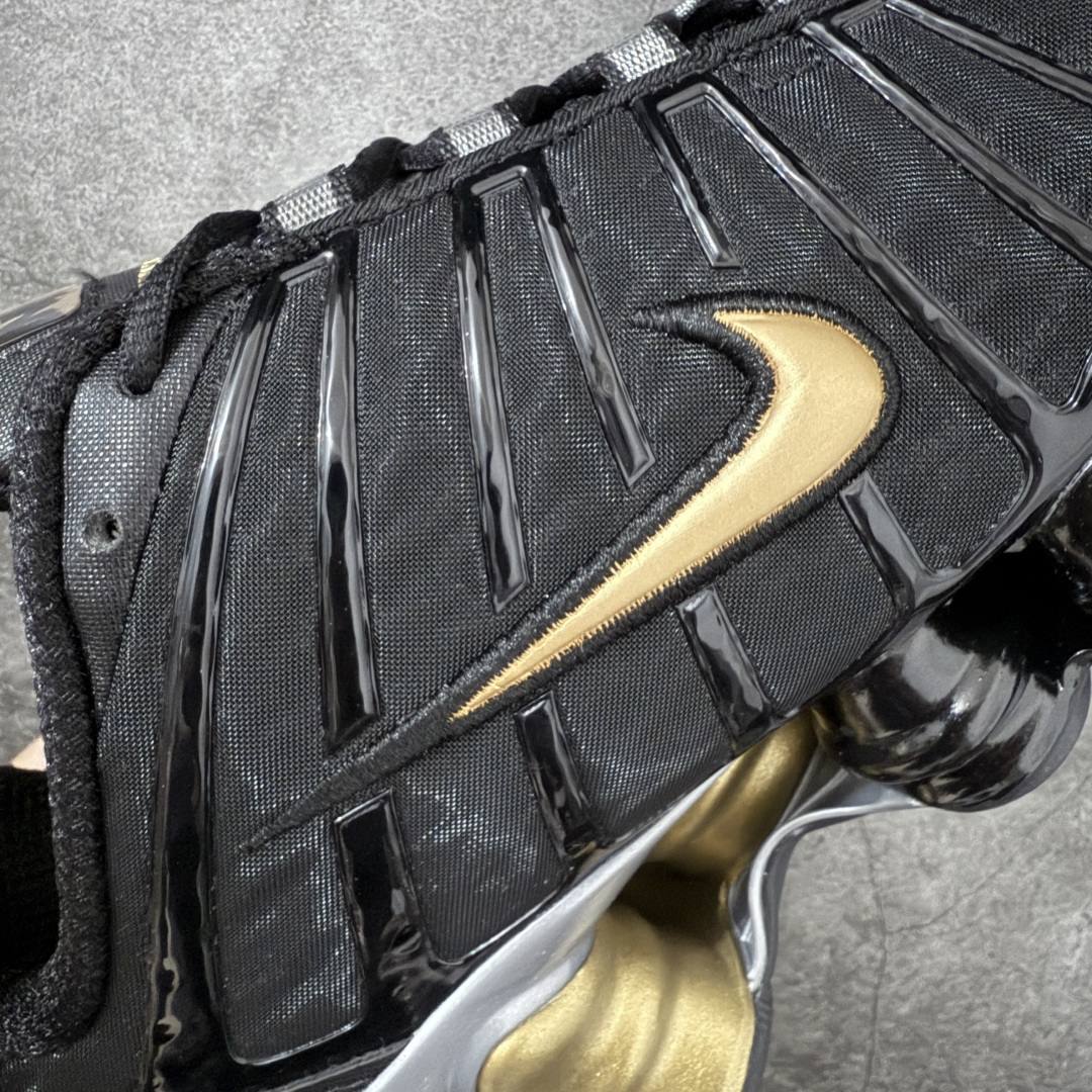 图片[3]-【Max纯原版】原版开发 Nike Shox TL系列 黑金色 BV1388-001 NK Shox TL系列 复古舒适百搭防滑耐磨低邦柱形气垫休闲跑步鞋 鞋面采用了轻质化的材料打造，搭载鞋带系带系统以及鞋舌部分的特殊控制模块，科技感十足；采用透气纺织品和网眼鞋面与标志性的Nike Shox技术，同时提供更轻盈的感觉和大胆的外观；鞋身大面积采用织物与皮革材质拼接设计，搭配Dri-FITz透气网面，透气性拉满不闷脚。中底前掌搭载Air Max科技，后掌配置Shoxy缓震气柱，前掌气垫提供灵敏回弹，中底的气柱设计也很加分，外观上科技感十足；设计彰显个性，复古造型适配多种穿搭风格。 尺码：39 40 40.5 41 42 42.5 43 44 44.5 45 45.5 46 46.5 47.5-选品中心