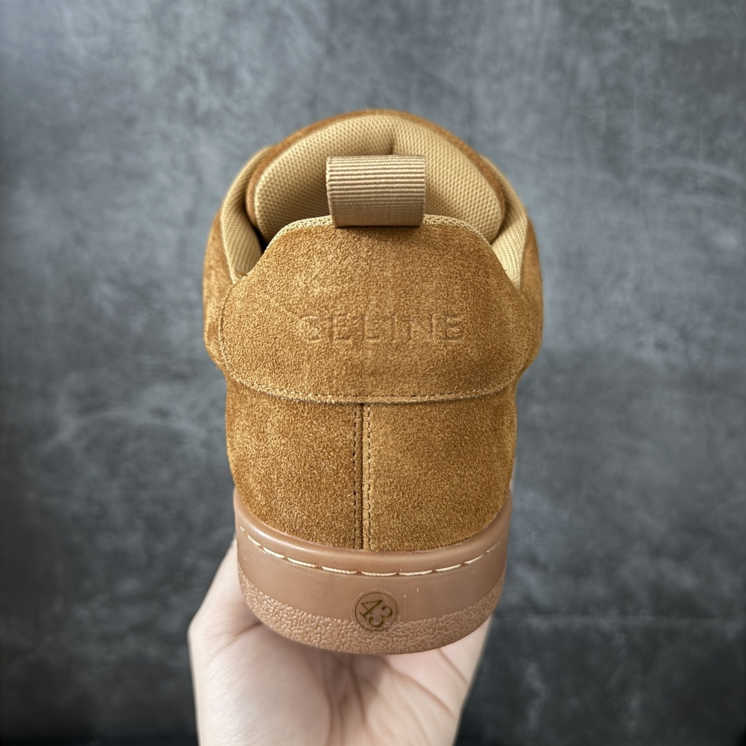 图片[4]-【莞产纯原】Celine 赛琳面包鞋26官方最新版开发 主打色有 米灰 白色 黑色 黄褐 采用顶级牛皮反毛麂皮tpu耐磨大底 原版开发 大厂工艺 对标艺术家群体 细节没得说 一针一线原版复刻 不怕不对比 就怕没学习的机会‼️ 这双麂皮板鞋真的把“低调奢华”玩明白了！没有花里胡哨的logo，只有鞋舌上的凯旋门压纹，细节控狂喜。麂皮面料软到离谱，踩上去像踩云，关键是耐脏还显质感，属于越穿越喜欢的类型#面包鞋 #celine #休闲百搭鞋 #谁会拒绝超百搭的面包鞋 品牌故事是法国奢侈品牌。CELINE的服装华丽又实用,单 品本身的质感符合\”休闲华丽\”这个看似矛盾的风风格,而其皮件及配 件从皮包、皮鞋到领带丝巾都在奢华的基础上突出实用主义。 尺码： 40 41 42 43 44 45-选品中心