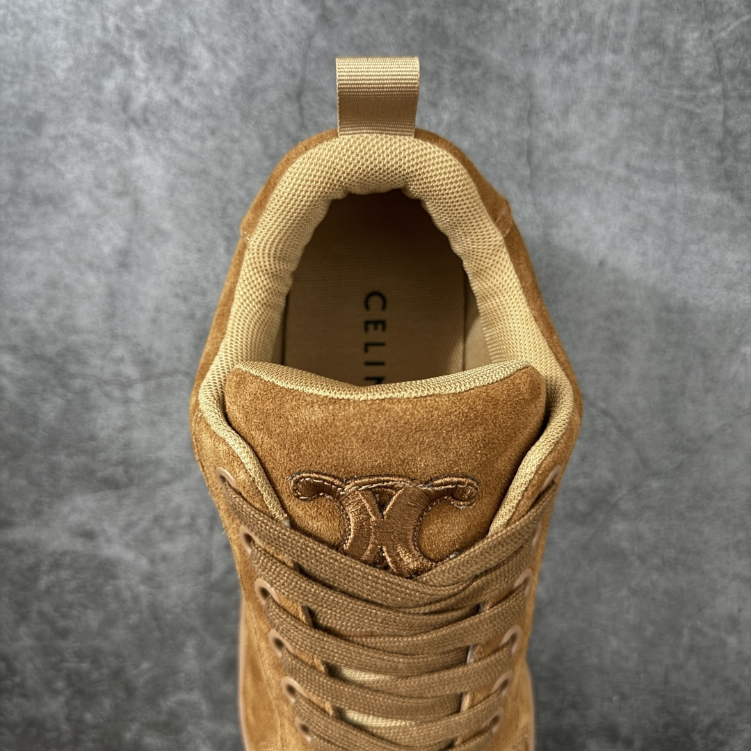 图片[8]-【莞产纯原】Celine 赛琳面包鞋26官方最新版开发 主打色有 米灰 白色 黑色 黄褐 采用顶级牛皮反毛麂皮tpu耐磨大底 原版开发 大厂工艺 对标艺术家群体 细节没得说 一针一线原版复刻 不怕不对比 就怕没学习的机会‼️ 这双麂皮板鞋真的把“低调奢华”玩明白了！没有花里胡哨的logo，只有鞋舌上的凯旋门压纹，细节控狂喜。麂皮面料软到离谱，踩上去像踩云，关键是耐脏还显质感，属于越穿越喜欢的类型#面包鞋 #celine #休闲百搭鞋 #谁会拒绝超百搭的面包鞋 品牌故事是法国奢侈品牌。CELINE的服装华丽又实用,单 品本身的质感符合\”休闲华丽\”这个看似矛盾的风风格,而其皮件及配 件从皮包、皮鞋到领带丝巾都在奢华的基础上突出实用主义。 尺码： 40 41 42 43 44 45-选品中心