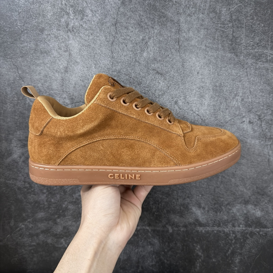 【莞产纯原】Celine 赛琳面包鞋26官方最新版开发 主打色有 米灰 白色 黑色 黄褐 采用顶级牛皮反毛麂皮tpu耐磨大底 原版开发 大厂工艺 对标艺术家群体 细节没得说 一针一线原版复刻 不怕不对比 就怕没学习的机会‼️ 这双麂皮板鞋真的把“低调奢华”玩明白了！没有花里胡哨的logo，只有鞋舌上的凯旋门压纹，细节控狂喜。麂皮面料软到离谱，踩上去像踩云，关键是耐脏还显质感，属于越穿越喜欢的类型#面包鞋 #celine #休闲百搭鞋 #谁会拒绝超百搭的面包鞋 品牌故事是法国奢侈品牌。CELINE的服装华丽又实用,单 品本身的质感符合\