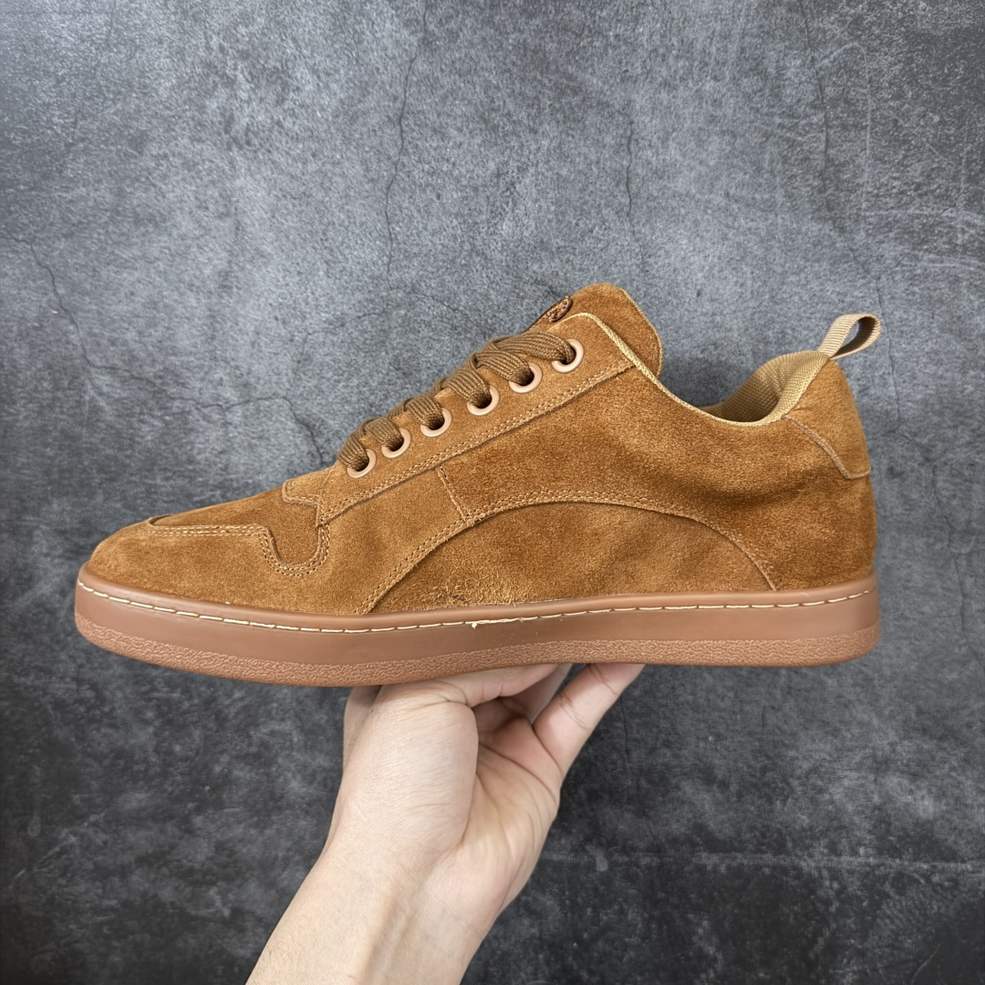 图片[2]-【莞产纯原】Celine 赛琳面包鞋26官方最新版开发 主打色有 米灰 白色 黑色 黄褐 采用顶级牛皮反毛麂皮tpu耐磨大底 原版开发 大厂工艺 对标艺术家群体 细节没得说 一针一线原版复刻 不怕不对比 就怕没学习的机会‼️ 这双麂皮板鞋真的把“低调奢华”玩明白了！没有花里胡哨的logo，只有鞋舌上的凯旋门压纹，细节控狂喜。麂皮面料软到离谱，踩上去像踩云，关键是耐脏还显质感，属于越穿越喜欢的类型#面包鞋 #celine #休闲百搭鞋 #谁会拒绝超百搭的面包鞋 品牌故事是法国奢侈品牌。CELINE的服装华丽又实用,单 品本身的质感符合\”休闲华丽\”这个看似矛盾的风风格,而其皮件及配 件从皮包、皮鞋到领带丝巾都在奢华的基础上突出实用主义。 尺码： 40 41 42 43 44 45-选品中心