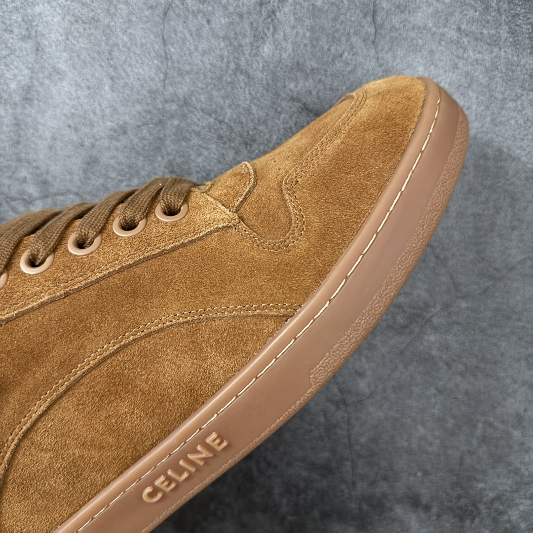 图片[6]-【莞产纯原】Celine 赛琳面包鞋26官方最新版开发 主打色有 米灰 白色 黑色 黄褐 采用顶级牛皮反毛麂皮tpu耐磨大底 原版开发 大厂工艺 对标艺术家群体 细节没得说 一针一线原版复刻 不怕不对比 就怕没学习的机会‼️ 这双麂皮板鞋真的把“低调奢华”玩明白了！没有花里胡哨的logo，只有鞋舌上的凯旋门压纹，细节控狂喜。麂皮面料软到离谱，踩上去像踩云，关键是耐脏还显质感，属于越穿越喜欢的类型#面包鞋 #celine #休闲百搭鞋 #谁会拒绝超百搭的面包鞋 品牌故事是法国奢侈品牌。CELINE的服装华丽又实用,单 品本身的质感符合\”休闲华丽\”这个看似矛盾的风风格,而其皮件及配 件从皮包、皮鞋到领带丝巾都在奢华的基础上突出实用主义。 尺码： 40 41 42 43 44 45-选品中心