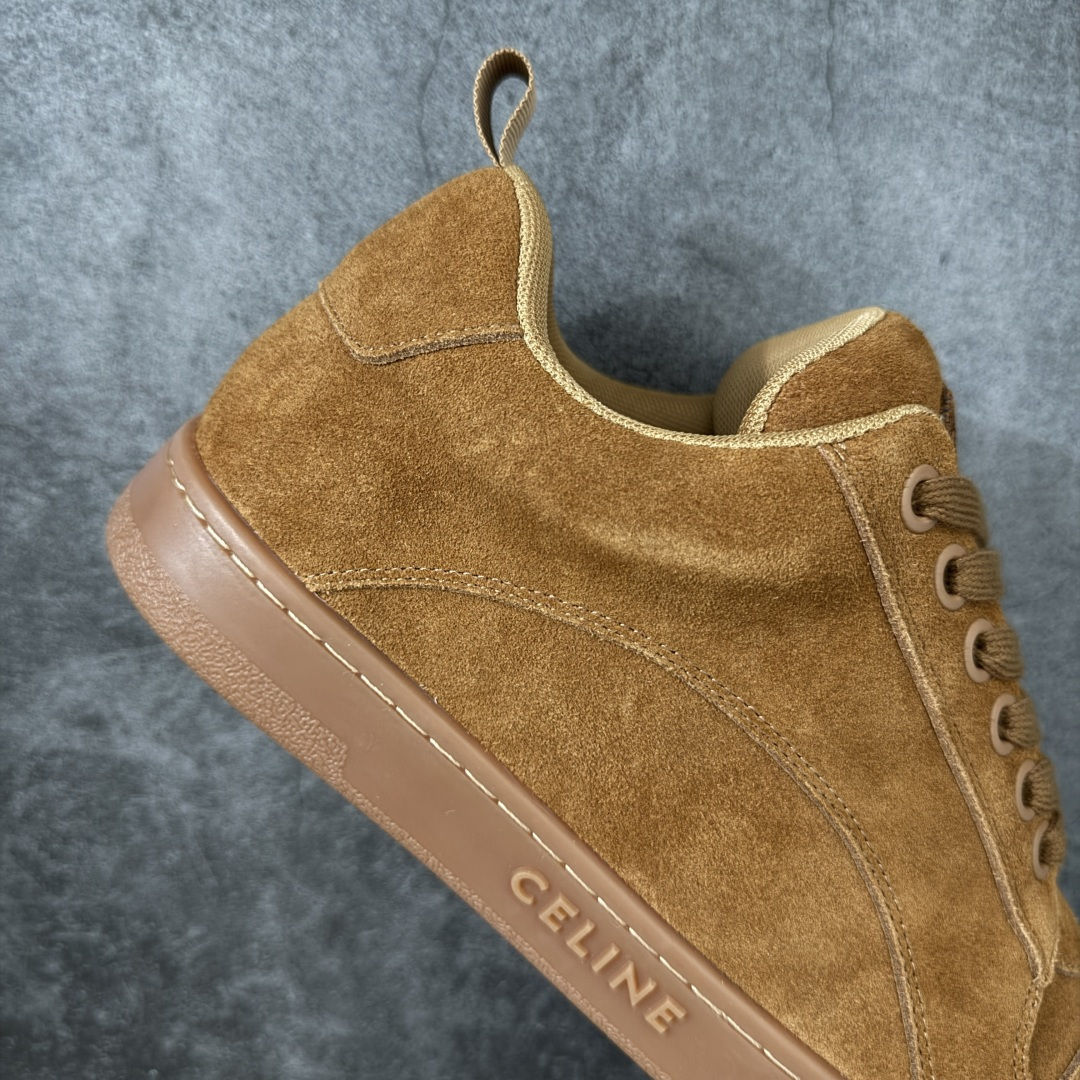 图片[7]-【莞产纯原】Celine 赛琳面包鞋26官方最新版开发 主打色有 米灰 白色 黑色 黄褐 采用顶级牛皮反毛麂皮tpu耐磨大底 原版开发 大厂工艺 对标艺术家群体 细节没得说 一针一线原版复刻 不怕不对比 就怕没学习的机会‼️ 这双麂皮板鞋真的把“低调奢华”玩明白了！没有花里胡哨的logo，只有鞋舌上的凯旋门压纹，细节控狂喜。麂皮面料软到离谱，踩上去像踩云，关键是耐脏还显质感，属于越穿越喜欢的类型#面包鞋 #celine #休闲百搭鞋 #谁会拒绝超百搭的面包鞋 品牌故事是法国奢侈品牌。CELINE的服装华丽又实用,单 品本身的质感符合\”休闲华丽\”这个看似矛盾的风风格,而其皮件及配 件从皮包、皮鞋到领带丝巾都在奢华的基础上突出实用主义。 尺码： 40 41 42 43 44 45-选品中心