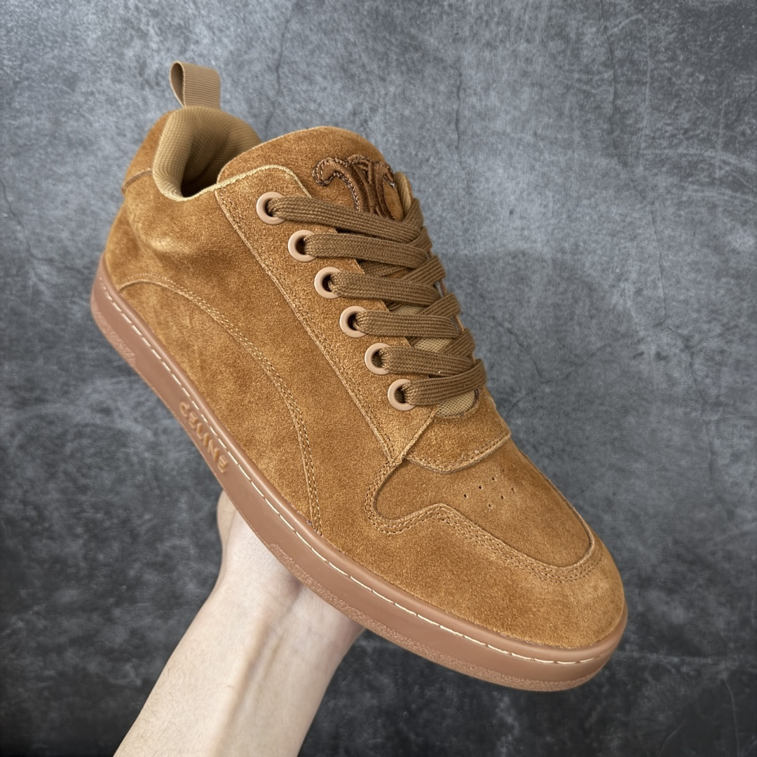 图片[3]-【莞产纯原】Celine 赛琳面包鞋26官方最新版开发 主打色有 米灰 白色 黑色 黄褐 采用顶级牛皮反毛麂皮tpu耐磨大底 原版开发 大厂工艺 对标艺术家群体 细节没得说 一针一线原版复刻 不怕不对比 就怕没学习的机会‼️ 这双麂皮板鞋真的把“低调奢华”玩明白了！没有花里胡哨的logo，只有鞋舌上的凯旋门压纹，细节控狂喜。麂皮面料软到离谱，踩上去像踩云，关键是耐脏还显质感，属于越穿越喜欢的类型#面包鞋 #celine #休闲百搭鞋 #谁会拒绝超百搭的面包鞋 品牌故事是法国奢侈品牌。CELINE的服装华丽又实用,单 品本身的质感符合\”休闲华丽\”这个看似矛盾的风风格,而其皮件及配 件从皮包、皮鞋到领带丝巾都在奢华的基础上突出实用主义。 尺码： 40 41 42 43 44 45-选品中心