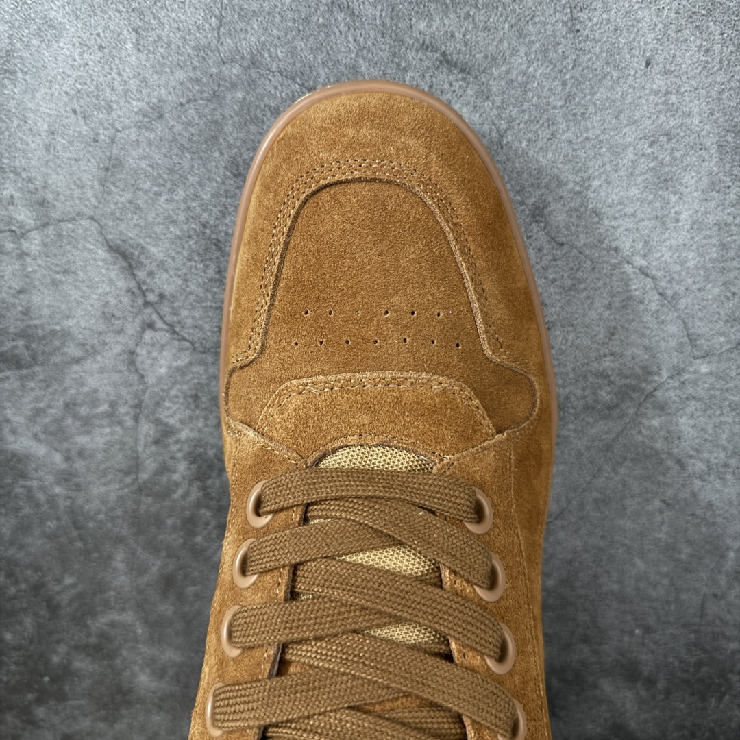 图片[5]-【莞产纯原】Celine 赛琳面包鞋26官方最新版开发 主打色有 米灰 白色 黑色 黄褐 采用顶级牛皮反毛麂皮tpu耐磨大底 原版开发 大厂工艺 对标艺术家群体 细节没得说 一针一线原版复刻 不怕不对比 就怕没学习的机会‼️ 这双麂皮板鞋真的把“低调奢华”玩明白了！没有花里胡哨的logo，只有鞋舌上的凯旋门压纹，细节控狂喜。麂皮面料软到离谱，踩上去像踩云，关键是耐脏还显质感，属于越穿越喜欢的类型#面包鞋 #celine #休闲百搭鞋 #谁会拒绝超百搭的面包鞋 品牌故事是法国奢侈品牌。CELINE的服装华丽又实用,单 品本身的质感符合\”休闲华丽\”这个看似矛盾的风风格,而其皮件及配 件从皮包、皮鞋到领带丝巾都在奢华的基础上突出实用主义。 尺码： 40 41 42 43 44 45-选品中心