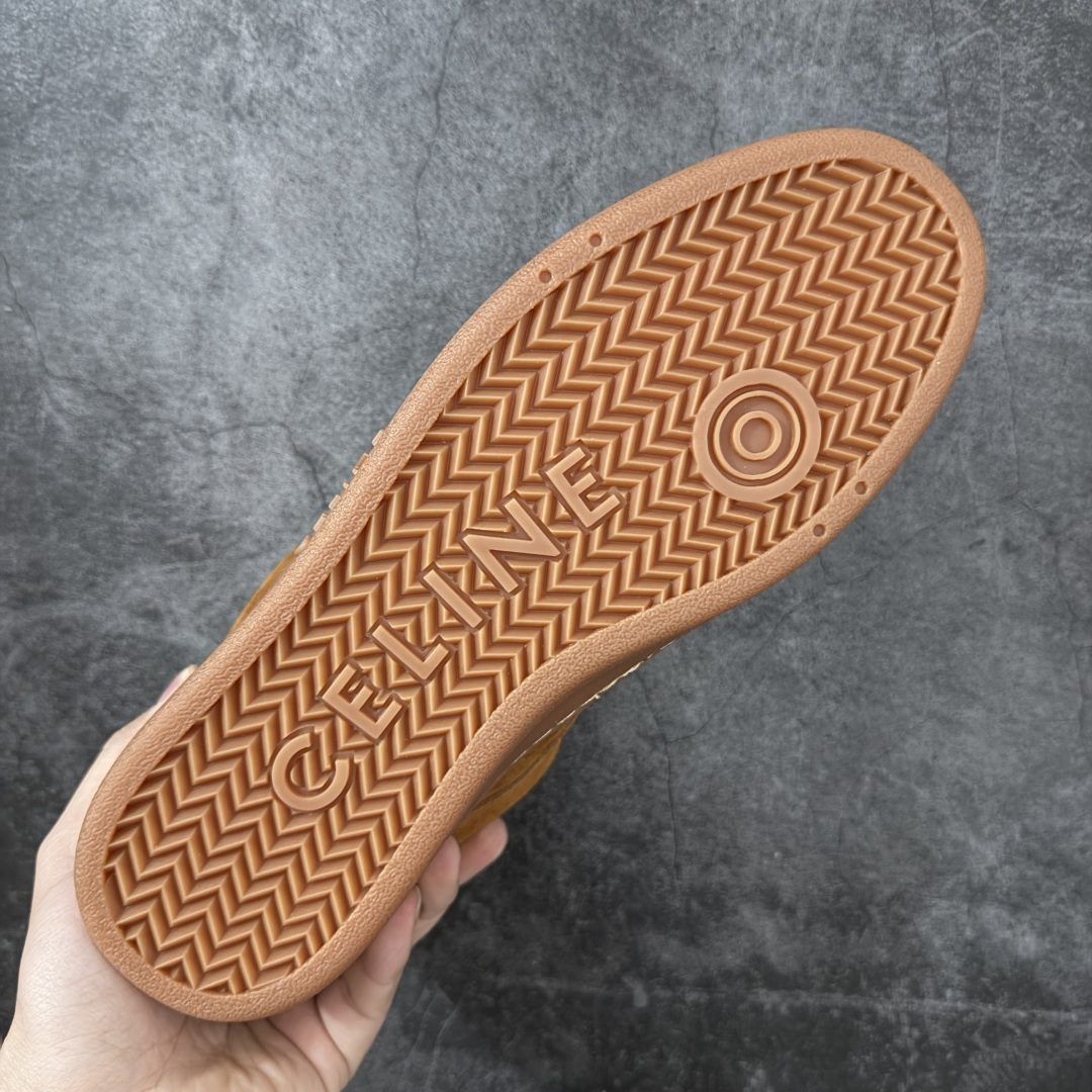 图片[9]-【莞产纯原】Celine 赛琳面包鞋26官方最新版开发 主打色有 米灰 白色 黑色 黄褐 采用顶级牛皮反毛麂皮tpu耐磨大底 原版开发 大厂工艺 对标艺术家群体 细节没得说 一针一线原版复刻 不怕不对比 就怕没学习的机会‼️ 这双麂皮板鞋真的把“低调奢华”玩明白了！没有花里胡哨的logo，只有鞋舌上的凯旋门压纹，细节控狂喜。麂皮面料软到离谱，踩上去像踩云，关键是耐脏还显质感，属于越穿越喜欢的类型#面包鞋 #celine #休闲百搭鞋 #谁会拒绝超百搭的面包鞋 品牌故事是法国奢侈品牌。CELINE的服装华丽又实用,单 品本身的质感符合\”休闲华丽\”这个看似矛盾的风风格,而其皮件及配 件从皮包、皮鞋到领带丝巾都在奢华的基础上突出实用主义。 尺码： 40 41 42 43 44 45-选品中心