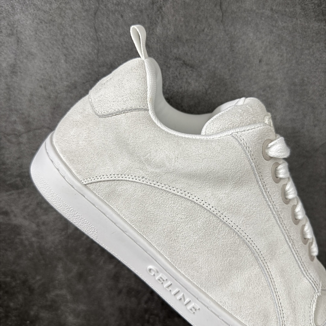 图片[7]-【莞产纯原】Celine 赛琳面包鞋26官方最新版开发 主打色有 米灰 白色 黑色 黄褐 采用顶级牛皮反毛麂皮tpu耐磨大底 原版开发 大厂工艺 对标艺术家群体 细节没得说 一针一线原版复刻 不怕不对比 就怕没学习的机会‼️ 这双麂皮板鞋真的把“低调奢华”玩明白了！没有花里胡哨的logo，只有鞋舌上的凯旋门压纹，细节控狂喜。麂皮面料软到离谱，踩上去像踩云，关键是耐脏还显质感，属于越穿越喜欢的类型#面包鞋 #celine #休闲百搭鞋 #谁会拒绝超百搭的面包鞋 品牌故事是法国奢侈品牌。CELINE的服装华丽又实用,单 品本身的质感符合\”休闲华丽\”这个看似矛盾的风风格,而其皮件及配 件从皮包、皮鞋到领带丝巾都在奢华的基础上突出实用主义。 尺码： 40 41 42 43 44 45-选品中心
