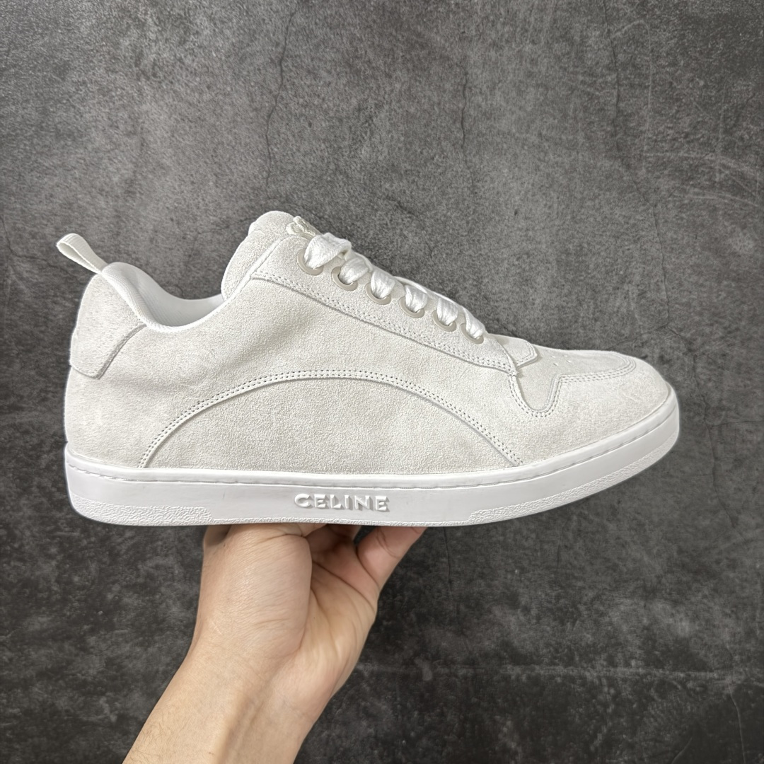 【莞产纯原】Celine 赛琳面包鞋26官方最新版开发 主打色有 米灰 白色 黑色 黄褐 采用顶级牛皮反毛麂皮tpu耐磨大底 原版开发 大厂工艺 对标艺术家群体 细节没得说 一针一线原版复刻 不怕不对比 就怕没学习的机会‼️ 这双麂皮板鞋真的把“低调奢华”玩明白了！没有花里胡哨的logo，只有鞋舌上的凯旋门压纹，细节控狂喜。麂皮面料软到离谱，踩上去像踩云，关键是耐脏还显质感，属于越穿越喜欢的类型#面包鞋 #celine #休闲百搭鞋 #谁会拒绝超百搭的面包鞋 品牌故事是法国奢侈品牌。CELINE的服装华丽又实用,单 品本身的质感符合\