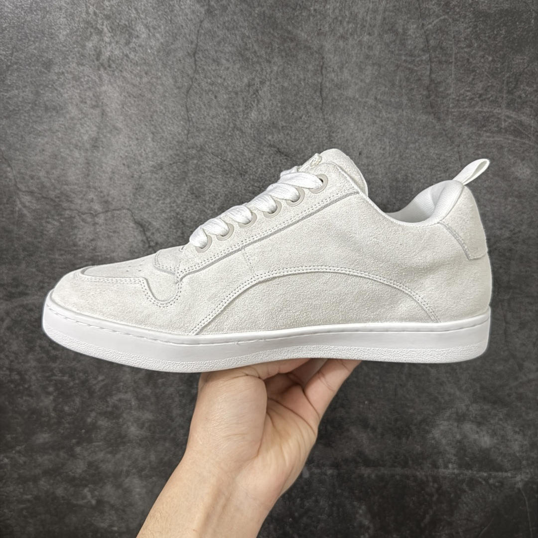 图片[2]-【莞产纯原】Celine 赛琳面包鞋26官方最新版开发 主打色有 米灰 白色 黑色 黄褐 采用顶级牛皮反毛麂皮tpu耐磨大底 原版开发 大厂工艺 对标艺术家群体 细节没得说 一针一线原版复刻 不怕不对比 就怕没学习的机会‼️ 这双麂皮板鞋真的把“低调奢华”玩明白了！没有花里胡哨的logo，只有鞋舌上的凯旋门压纹，细节控狂喜。麂皮面料软到离谱，踩上去像踩云，关键是耐脏还显质感，属于越穿越喜欢的类型#面包鞋 #celine #休闲百搭鞋 #谁会拒绝超百搭的面包鞋 品牌故事是法国奢侈品牌。CELINE的服装华丽又实用,单 品本身的质感符合\”休闲华丽\”这个看似矛盾的风风格,而其皮件及配 件从皮包、皮鞋到领带丝巾都在奢华的基础上突出实用主义。 尺码： 40 41 42 43 44 45-选品中心