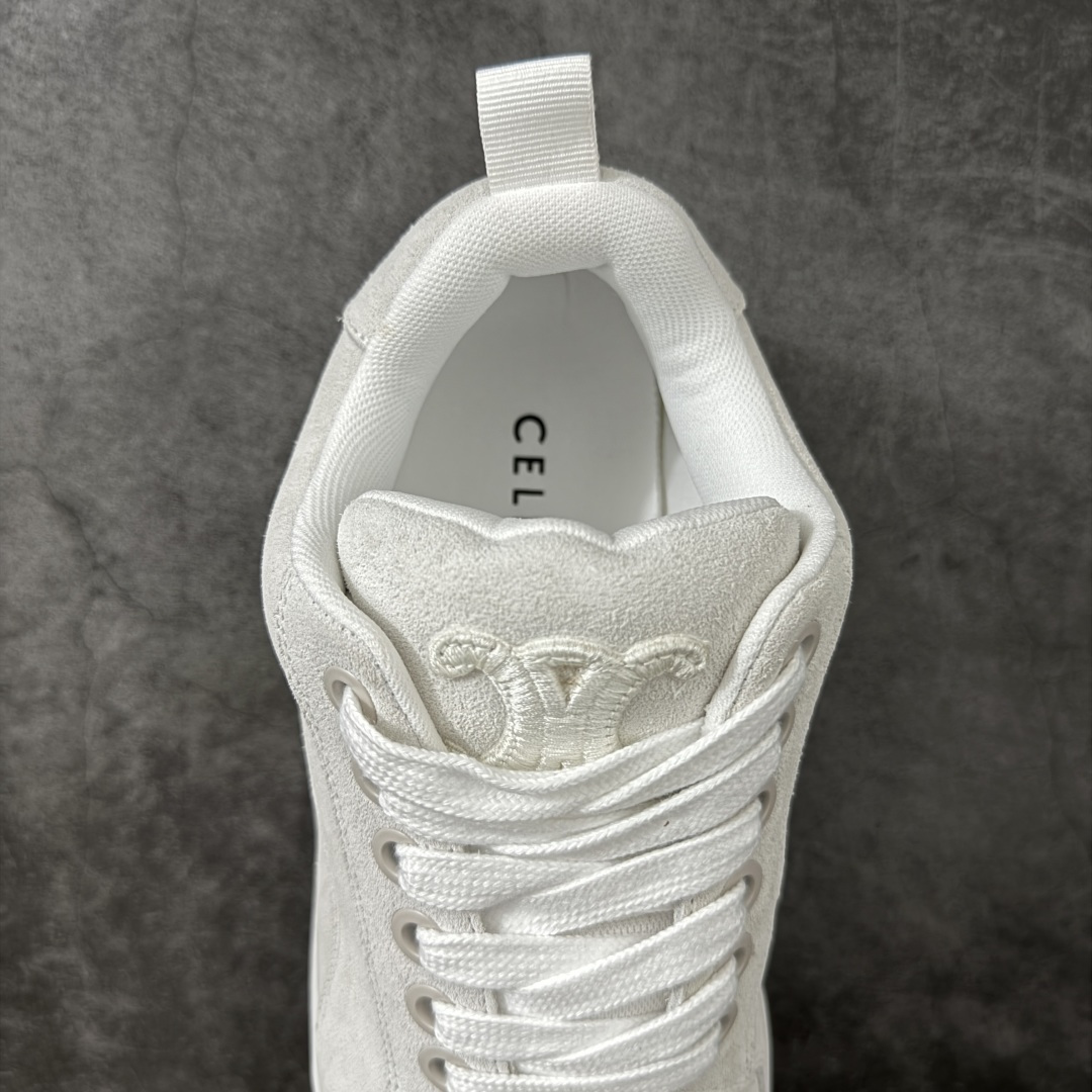 图片[8]-【莞产纯原】Celine 赛琳面包鞋26官方最新版开发 主打色有 米灰 白色 黑色 黄褐 采用顶级牛皮反毛麂皮tpu耐磨大底 原版开发 大厂工艺 对标艺术家群体 细节没得说 一针一线原版复刻 不怕不对比 就怕没学习的机会‼️ 这双麂皮板鞋真的把“低调奢华”玩明白了！没有花里胡哨的logo，只有鞋舌上的凯旋门压纹，细节控狂喜。麂皮面料软到离谱，踩上去像踩云，关键是耐脏还显质感，属于越穿越喜欢的类型#面包鞋 #celine #休闲百搭鞋 #谁会拒绝超百搭的面包鞋 品牌故事是法国奢侈品牌。CELINE的服装华丽又实用,单 品本身的质感符合\”休闲华丽\”这个看似矛盾的风风格,而其皮件及配 件从皮包、皮鞋到领带丝巾都在奢华的基础上突出实用主义。 尺码： 40 41 42 43 44 45-选品中心