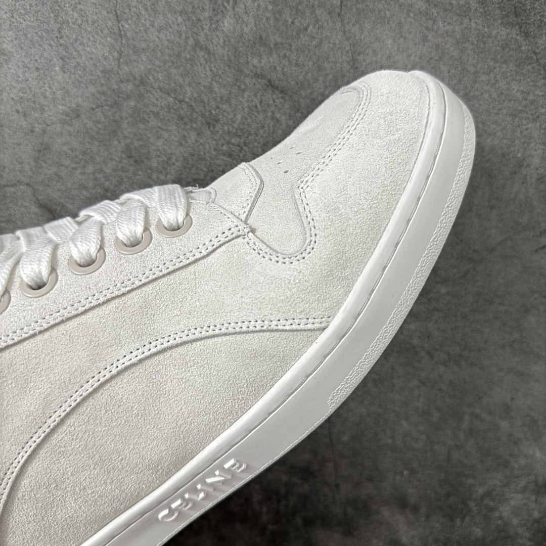 图片[6]-【莞产纯原】Celine 赛琳面包鞋26官方最新版开发 主打色有 米灰 白色 黑色 黄褐 采用顶级牛皮反毛麂皮tpu耐磨大底 原版开发 大厂工艺 对标艺术家群体 细节没得说 一针一线原版复刻 不怕不对比 就怕没学习的机会‼️ 这双麂皮板鞋真的把“低调奢华”玩明白了！没有花里胡哨的logo，只有鞋舌上的凯旋门压纹，细节控狂喜。麂皮面料软到离谱，踩上去像踩云，关键是耐脏还显质感，属于越穿越喜欢的类型#面包鞋 #celine #休闲百搭鞋 #谁会拒绝超百搭的面包鞋 品牌故事是法国奢侈品牌。CELINE的服装华丽又实用,单 品本身的质感符合\”休闲华丽\”这个看似矛盾的风风格,而其皮件及配 件从皮包、皮鞋到领带丝巾都在奢华的基础上突出实用主义。 尺码： 40 41 42 43 44 45-选品中心