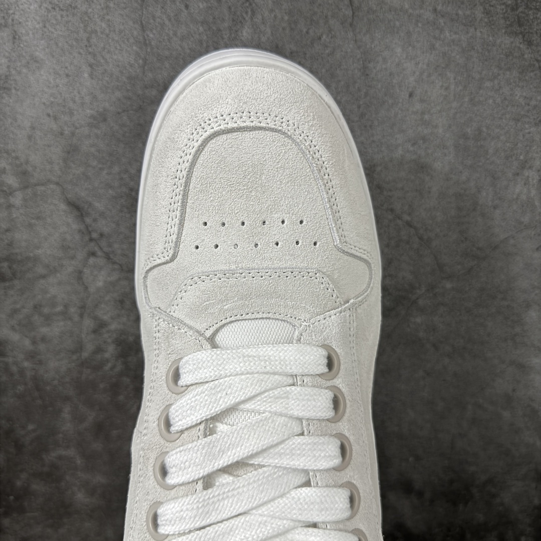 图片[5]-【莞产纯原】Celine 赛琳面包鞋26官方最新版开发 主打色有 米灰 白色 黑色 黄褐 采用顶级牛皮反毛麂皮tpu耐磨大底 原版开发 大厂工艺 对标艺术家群体 细节没得说 一针一线原版复刻 不怕不对比 就怕没学习的机会‼️ 这双麂皮板鞋真的把“低调奢华”玩明白了！没有花里胡哨的logo，只有鞋舌上的凯旋门压纹，细节控狂喜。麂皮面料软到离谱，踩上去像踩云，关键是耐脏还显质感，属于越穿越喜欢的类型#面包鞋 #celine #休闲百搭鞋 #谁会拒绝超百搭的面包鞋 品牌故事是法国奢侈品牌。CELINE的服装华丽又实用,单 品本身的质感符合\”休闲华丽\”这个看似矛盾的风风格,而其皮件及配 件从皮包、皮鞋到领带丝巾都在奢华的基础上突出实用主义。 尺码： 40 41 42 43 44 45-选品中心