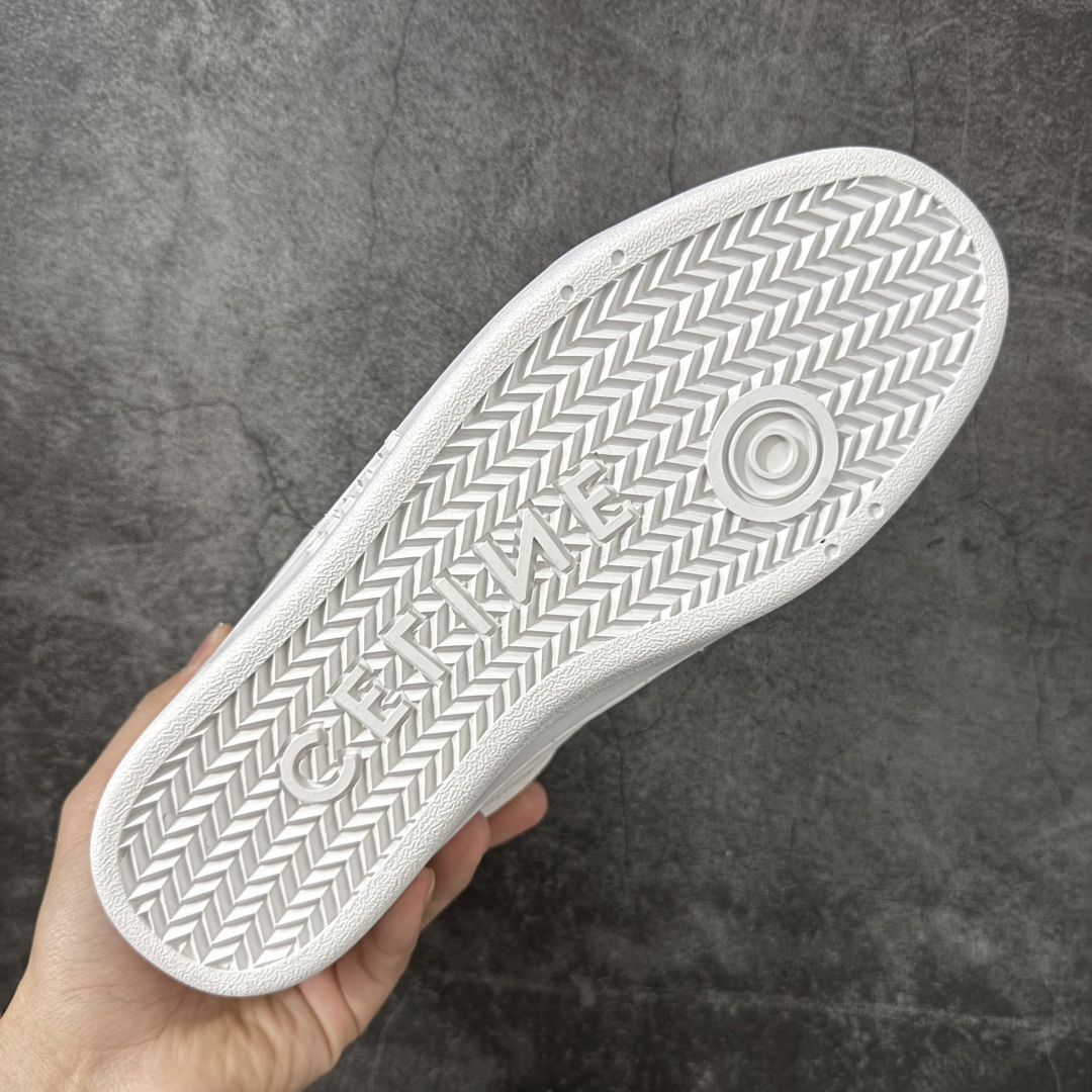 图片[9]-【莞产纯原】Celine 赛琳面包鞋26官方最新版开发 主打色有 米灰 白色 黑色 黄褐 采用顶级牛皮反毛麂皮tpu耐磨大底 原版开发 大厂工艺 对标艺术家群体 细节没得说 一针一线原版复刻 不怕不对比 就怕没学习的机会‼️ 这双麂皮板鞋真的把“低调奢华”玩明白了！没有花里胡哨的logo，只有鞋舌上的凯旋门压纹，细节控狂喜。麂皮面料软到离谱，踩上去像踩云，关键是耐脏还显质感，属于越穿越喜欢的类型#面包鞋 #celine #休闲百搭鞋 #谁会拒绝超百搭的面包鞋 品牌故事是法国奢侈品牌。CELINE的服装华丽又实用,单 品本身的质感符合\”休闲华丽\”这个看似矛盾的风风格,而其皮件及配 件从皮包、皮鞋到领带丝巾都在奢华的基础上突出实用主义。 尺码： 40 41 42 43 44 45-选品中心