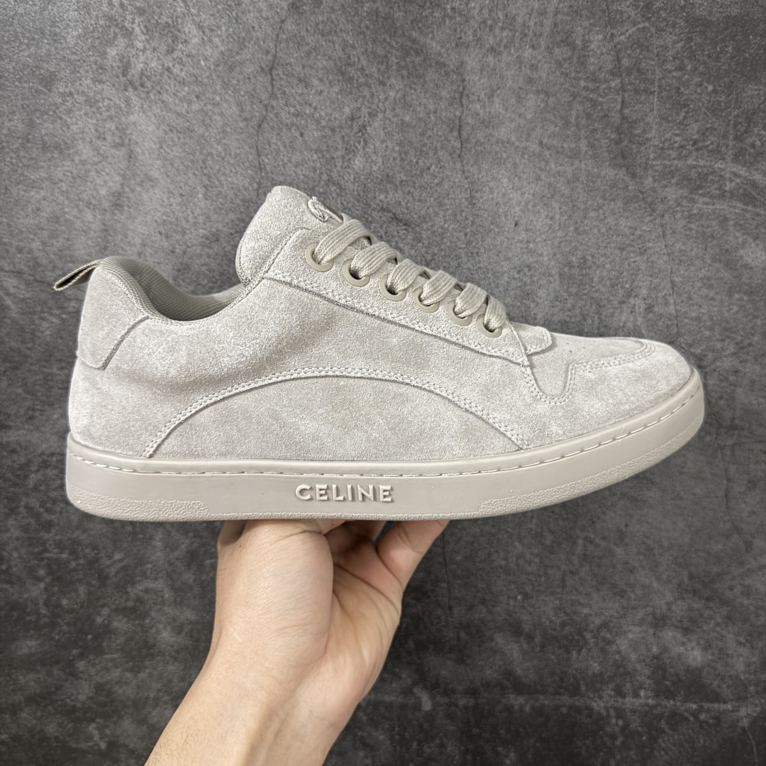 【莞产纯原】Celine 赛琳面包鞋26官方最新版开发 主打色有 米灰 白色 黑色 黄褐 采用顶级牛皮反毛麂皮tpu耐磨大底 原版开发 大厂工艺 对标艺术家群体 细节没得说 一针一线原版复刻 不怕不对比 就怕没学习的机会‼️ 这双麂皮板鞋真的把“低调奢华”玩明白了！没有花里胡哨的logo，只有鞋舌上的凯旋门压纹，细节控狂喜。麂皮面料软到离谱，踩上去像踩云，关键是耐脏还显质感，属于越穿越喜欢的类型#面包鞋 #celine #休闲百搭鞋 #谁会拒绝超百搭的面包鞋 品牌故事是法国奢侈品牌。CELINE的服装华丽又实用,单 品本身的质感符合\