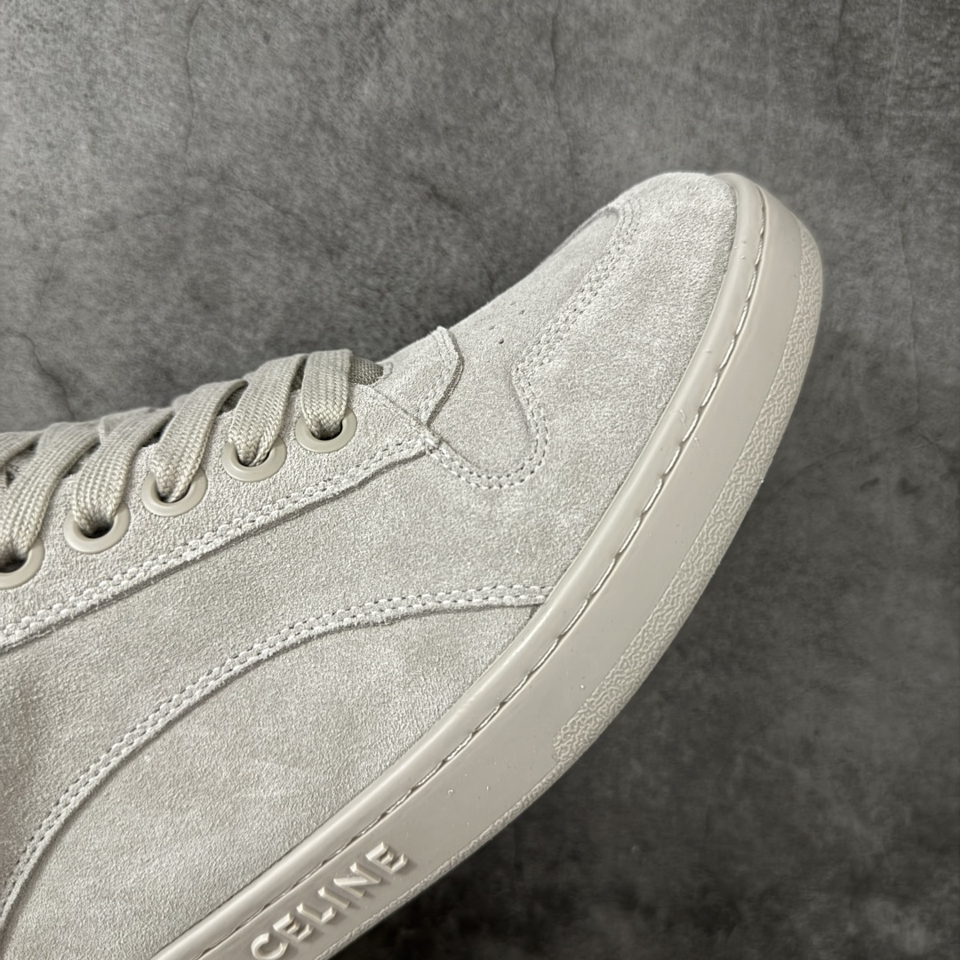 图片[6]-【莞产纯原】Celine 赛琳面包鞋26官方最新版开发 主打色有 米灰 白色 黑色 黄褐 采用顶级牛皮反毛麂皮tpu耐磨大底 原版开发 大厂工艺 对标艺术家群体 细节没得说 一针一线原版复刻 不怕不对比 就怕没学习的机会‼️ 这双麂皮板鞋真的把“低调奢华”玩明白了！没有花里胡哨的logo，只有鞋舌上的凯旋门压纹，细节控狂喜。麂皮面料软到离谱，踩上去像踩云，关键是耐脏还显质感，属于越穿越喜欢的类型#面包鞋 #celine #休闲百搭鞋 #谁会拒绝超百搭的面包鞋 品牌故事是法国奢侈品牌。CELINE的服装华丽又实用,单 品本身的质感符合\”休闲华丽\”这个看似矛盾的风风格,而其皮件及配 件从皮包、皮鞋到领带丝巾都在奢华的基础上突出实用主义。 尺码： 40 41 42 43 44 45-选品中心