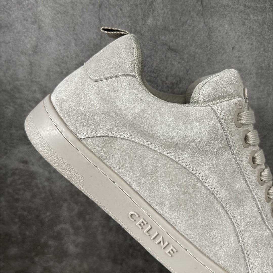 图片[7]-【莞产纯原】Celine 赛琳面包鞋26官方最新版开发 主打色有 米灰 白色 黑色 黄褐 采用顶级牛皮反毛麂皮tpu耐磨大底 原版开发 大厂工艺 对标艺术家群体 细节没得说 一针一线原版复刻 不怕不对比 就怕没学习的机会‼️ 这双麂皮板鞋真的把“低调奢华”玩明白了！没有花里胡哨的logo，只有鞋舌上的凯旋门压纹，细节控狂喜。麂皮面料软到离谱，踩上去像踩云，关键是耐脏还显质感，属于越穿越喜欢的类型#面包鞋 #celine #休闲百搭鞋 #谁会拒绝超百搭的面包鞋 品牌故事是法国奢侈品牌。CELINE的服装华丽又实用,单 品本身的质感符合\”休闲华丽\”这个看似矛盾的风风格,而其皮件及配 件从皮包、皮鞋到领带丝巾都在奢华的基础上突出实用主义。 尺码： 40 41 42 43 44 45-选品中心