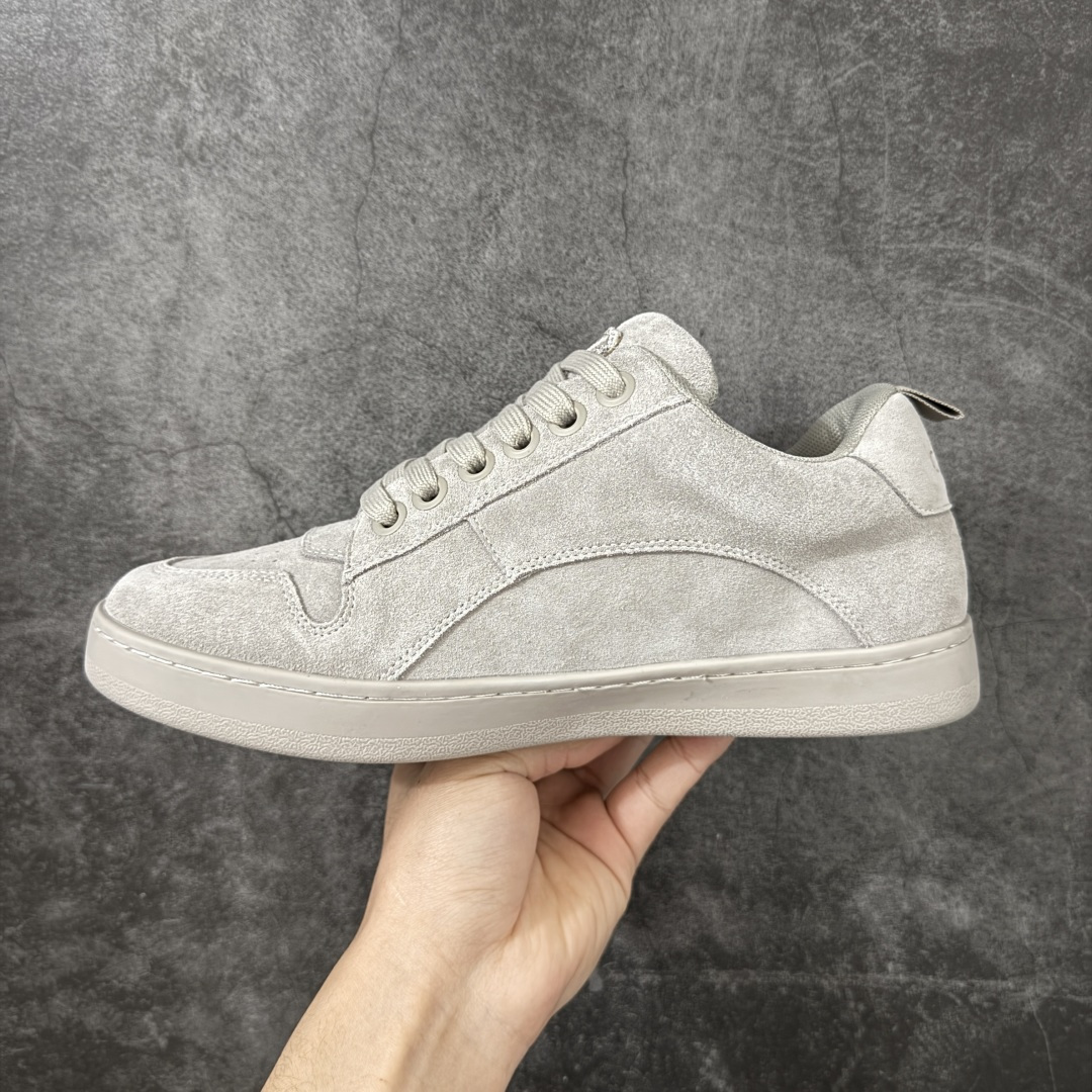 图片[2]-【莞产纯原】Celine 赛琳面包鞋26官方最新版开发 主打色有 米灰 白色 黑色 黄褐 采用顶级牛皮反毛麂皮tpu耐磨大底 原版开发 大厂工艺 对标艺术家群体 细节没得说 一针一线原版复刻 不怕不对比 就怕没学习的机会‼️ 这双麂皮板鞋真的把“低调奢华”玩明白了！没有花里胡哨的logo，只有鞋舌上的凯旋门压纹，细节控狂喜。麂皮面料软到离谱，踩上去像踩云，关键是耐脏还显质感，属于越穿越喜欢的类型#面包鞋 #celine #休闲百搭鞋 #谁会拒绝超百搭的面包鞋 品牌故事是法国奢侈品牌。CELINE的服装华丽又实用,单 品本身的质感符合\”休闲华丽\”这个看似矛盾的风风格,而其皮件及配 件从皮包、皮鞋到领带丝巾都在奢华的基础上突出实用主义。 尺码： 40 41 42 43 44 45-选品中心