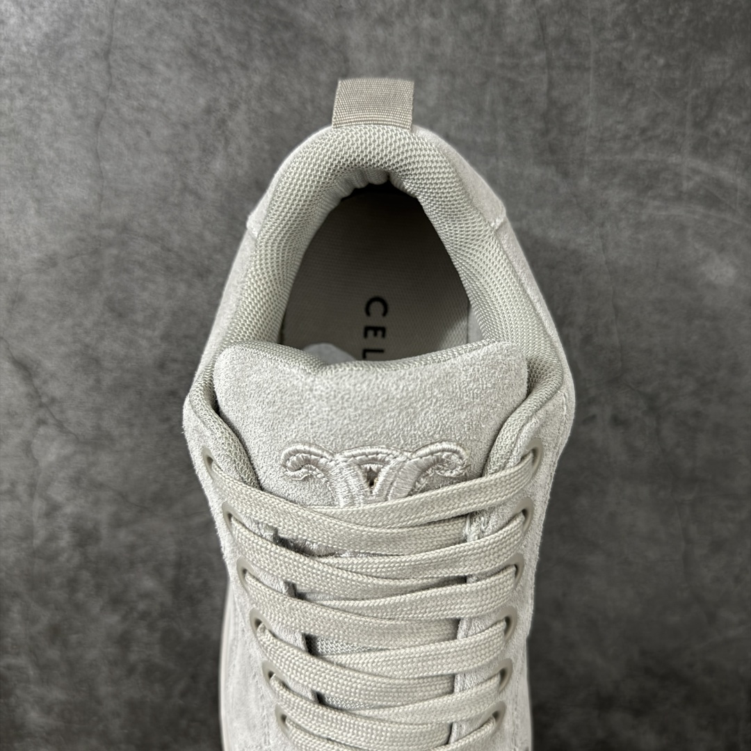 图片[8]-【莞产纯原】Celine 赛琳面包鞋26官方最新版开发 主打色有 米灰 白色 黑色 黄褐 采用顶级牛皮反毛麂皮tpu耐磨大底 原版开发 大厂工艺 对标艺术家群体 细节没得说 一针一线原版复刻 不怕不对比 就怕没学习的机会‼️ 这双麂皮板鞋真的把“低调奢华”玩明白了！没有花里胡哨的logo，只有鞋舌上的凯旋门压纹，细节控狂喜。麂皮面料软到离谱，踩上去像踩云，关键是耐脏还显质感，属于越穿越喜欢的类型#面包鞋 #celine #休闲百搭鞋 #谁会拒绝超百搭的面包鞋 品牌故事是法国奢侈品牌。CELINE的服装华丽又实用,单 品本身的质感符合\”休闲华丽\”这个看似矛盾的风风格,而其皮件及配 件从皮包、皮鞋到领带丝巾都在奢华的基础上突出实用主义。 尺码： 40 41 42 43 44 45-选品中心