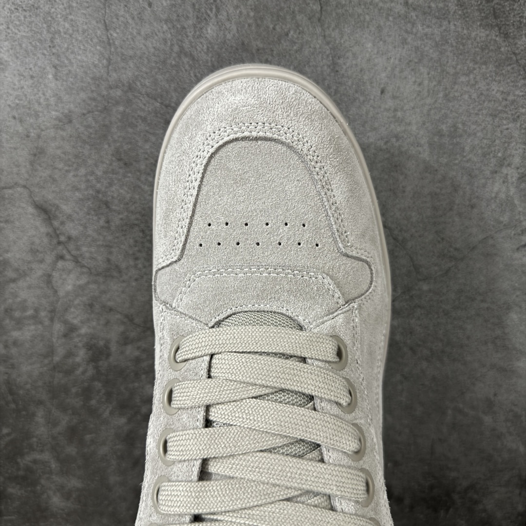 图片[5]-【莞产纯原】Celine 赛琳面包鞋26官方最新版开发 主打色有 米灰 白色 黑色 黄褐 采用顶级牛皮反毛麂皮tpu耐磨大底 原版开发 大厂工艺 对标艺术家群体 细节没得说 一针一线原版复刻 不怕不对比 就怕没学习的机会‼️ 这双麂皮板鞋真的把“低调奢华”玩明白了！没有花里胡哨的logo，只有鞋舌上的凯旋门压纹，细节控狂喜。麂皮面料软到离谱，踩上去像踩云，关键是耐脏还显质感，属于越穿越喜欢的类型#面包鞋 #celine #休闲百搭鞋 #谁会拒绝超百搭的面包鞋 品牌故事是法国奢侈品牌。CELINE的服装华丽又实用,单 品本身的质感符合\”休闲华丽\”这个看似矛盾的风风格,而其皮件及配 件从皮包、皮鞋到领带丝巾都在奢华的基础上突出实用主义。 尺码： 40 41 42 43 44 45-选品中心