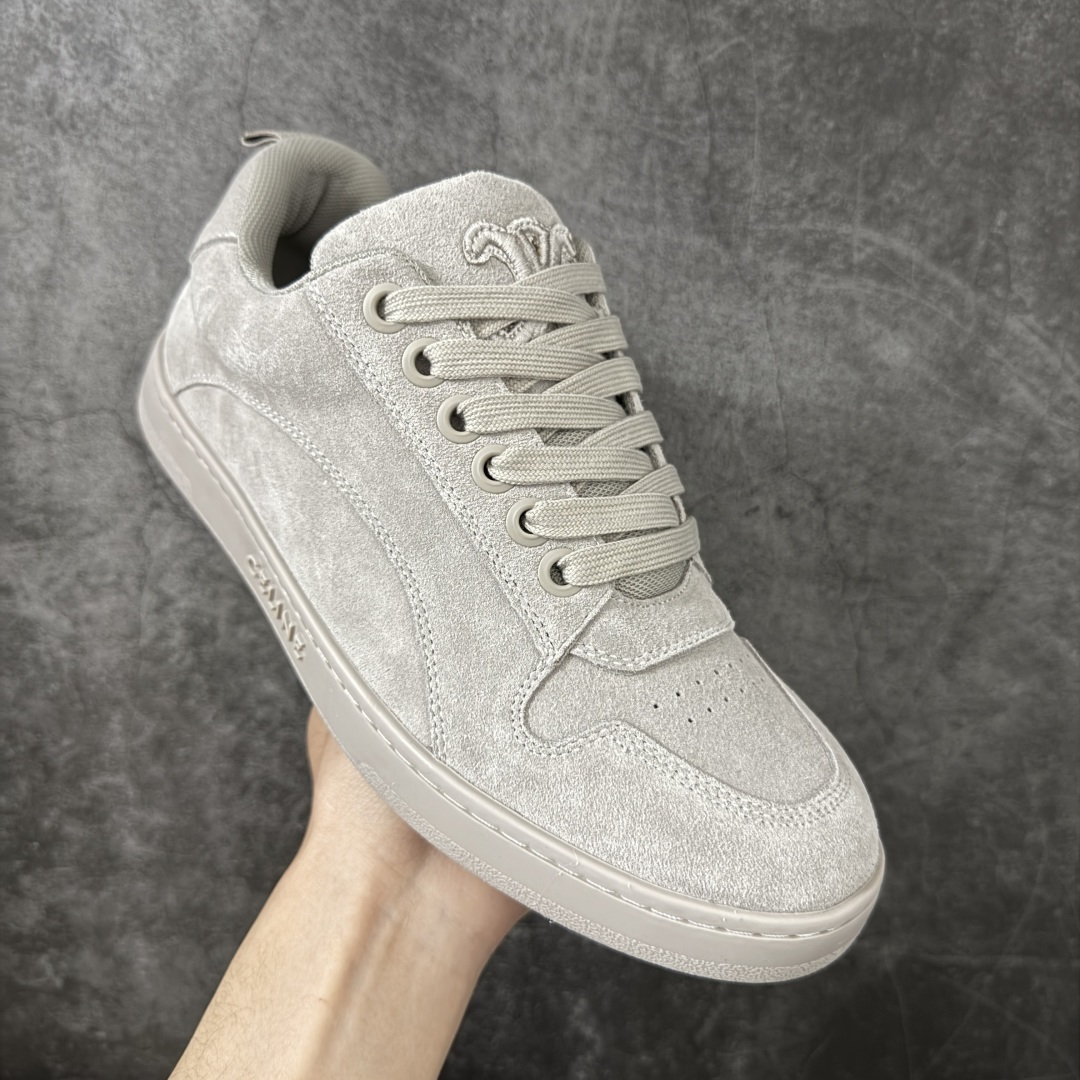 图片[3]-【莞产纯原】Celine 赛琳面包鞋26官方最新版开发 主打色有 米灰 白色 黑色 黄褐 采用顶级牛皮反毛麂皮tpu耐磨大底 原版开发 大厂工艺 对标艺术家群体 细节没得说 一针一线原版复刻 不怕不对比 就怕没学习的机会‼️ 这双麂皮板鞋真的把“低调奢华”玩明白了！没有花里胡哨的logo，只有鞋舌上的凯旋门压纹，细节控狂喜。麂皮面料软到离谱，踩上去像踩云，关键是耐脏还显质感，属于越穿越喜欢的类型#面包鞋 #celine #休闲百搭鞋 #谁会拒绝超百搭的面包鞋 品牌故事是法国奢侈品牌。CELINE的服装华丽又实用,单 品本身的质感符合\”休闲华丽\”这个看似矛盾的风风格,而其皮件及配 件从皮包、皮鞋到领带丝巾都在奢华的基础上突出实用主义。 尺码： 40 41 42 43 44 45-选品中心