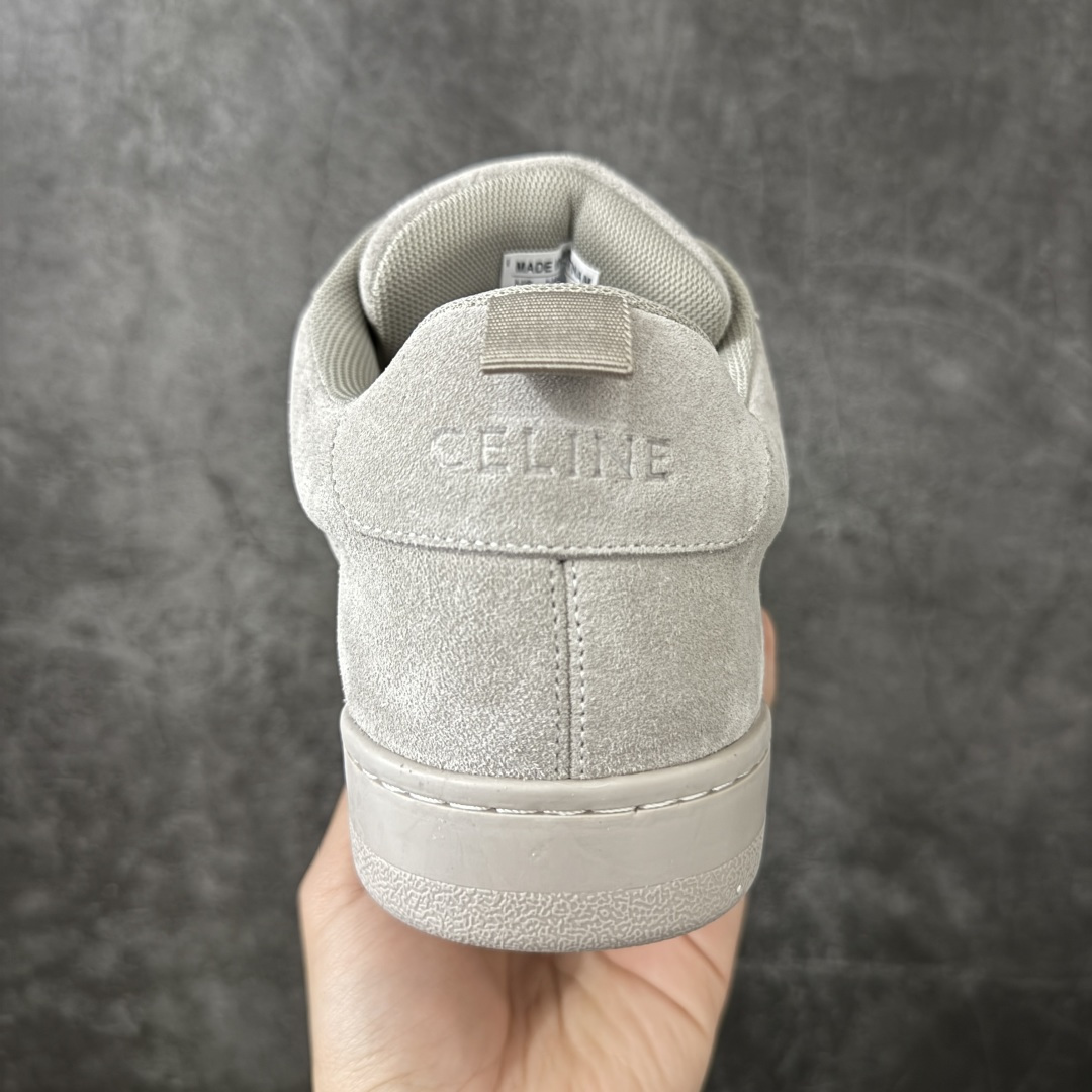 图片[4]-【莞产纯原】Celine 赛琳面包鞋26官方最新版开发 主打色有 米灰 白色 黑色 黄褐 采用顶级牛皮反毛麂皮tpu耐磨大底 原版开发 大厂工艺 对标艺术家群体 细节没得说 一针一线原版复刻 不怕不对比 就怕没学习的机会‼️ 这双麂皮板鞋真的把“低调奢华”玩明白了！没有花里胡哨的logo，只有鞋舌上的凯旋门压纹，细节控狂喜。麂皮面料软到离谱，踩上去像踩云，关键是耐脏还显质感，属于越穿越喜欢的类型#面包鞋 #celine #休闲百搭鞋 #谁会拒绝超百搭的面包鞋 品牌故事是法国奢侈品牌。CELINE的服装华丽又实用,单 品本身的质感符合\”休闲华丽\”这个看似矛盾的风风格,而其皮件及配 件从皮包、皮鞋到领带丝巾都在奢华的基础上突出实用主义。 尺码： 40 41 42 43 44 45-选品中心