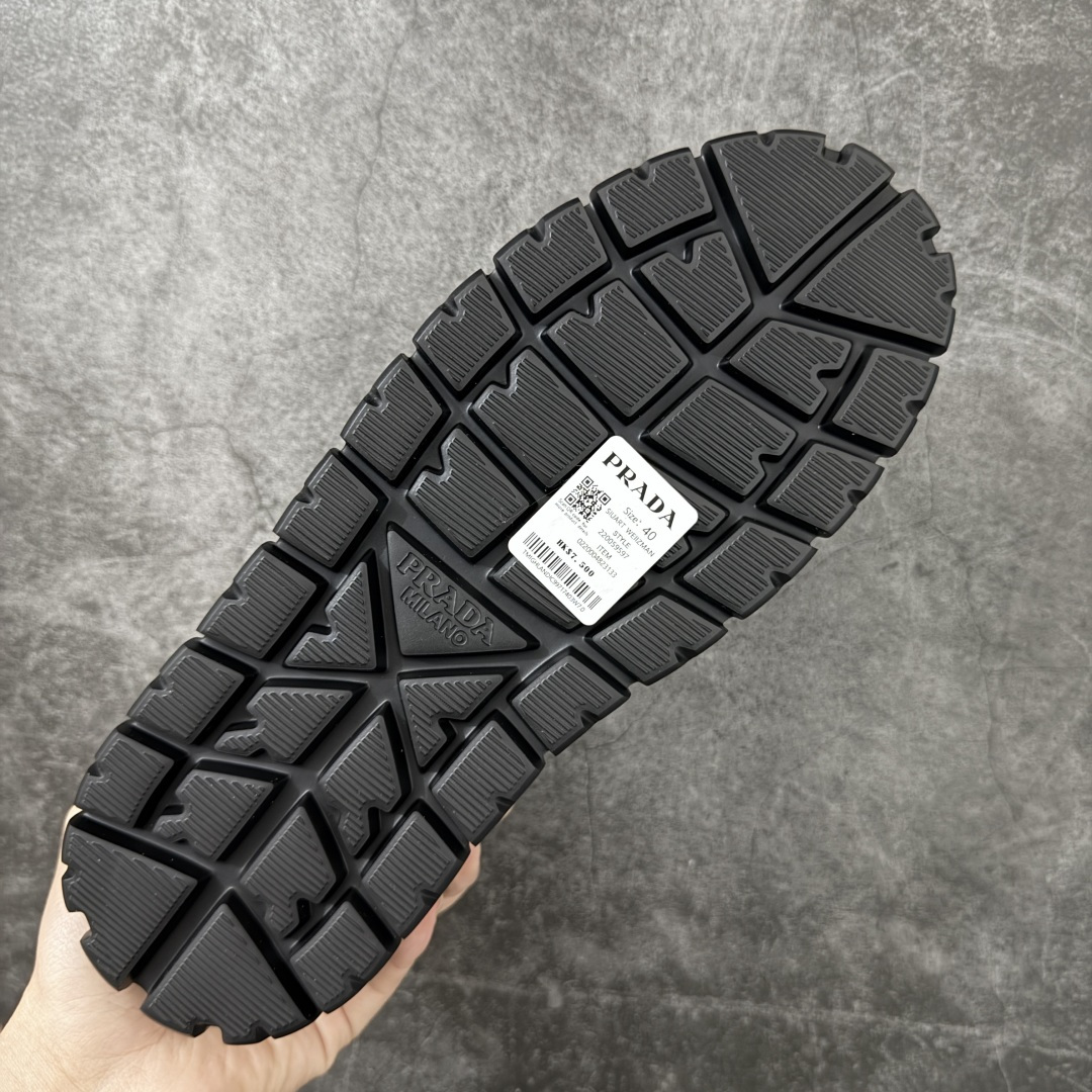 图片[9]-【YS纯原】广奢高端货 PRADA 普拉达｜春夏系列专柜新款厚底松糕运动鞋 ✦ 专柜同款廓形设计，轮廓类似麦昆 ✦ 鞋头饱满＋宽版设计，上脚显脚小 ✦ 厚底软弹脚感，非常舒适不累脚 ✦ 白色高级百搭，运动 / 休闲 / 商务通吃 ✦ 鞋身融入艺术家 Peter de Potter 标语纹样 ✦ 经典三角形徽标点缀， 辨识度拉满 ✦ 鞋面：进口防水降落伞布料 ✦ 内里：进口羊皮内里，贴脚柔软 ✦ 大底：TPU 发泡厚底，轻量回弹 ✦ 全新官方一致全套包装 尺码：35–45-选品中心