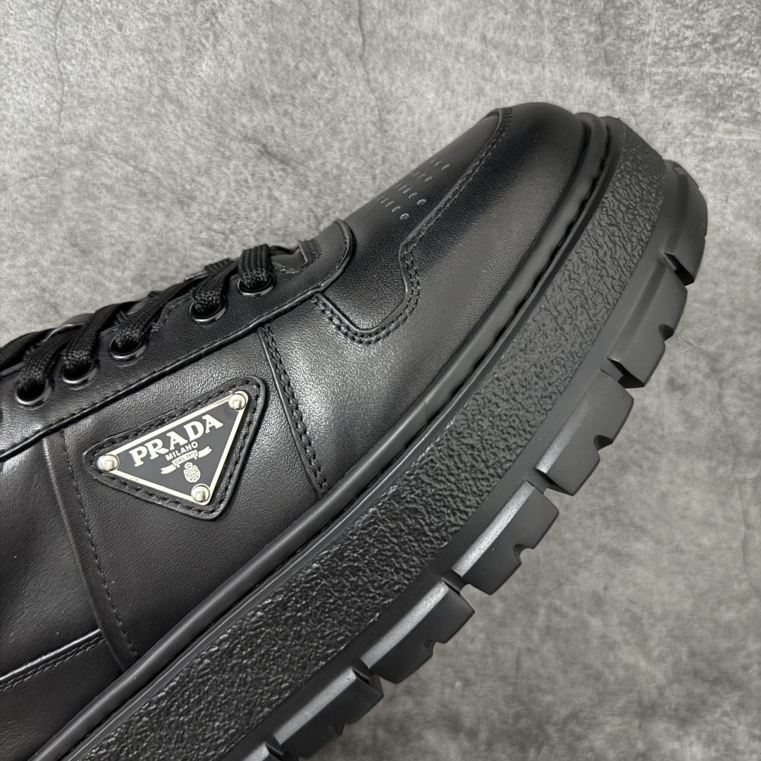 图片[6]-【YS纯原】广奢高端货 PRADA 普拉达｜春夏系列专柜新款厚底松糕运动鞋 ✦ 专柜同款廓形设计，轮廓类似麦昆 ✦ 鞋头饱满＋宽版设计，上脚显脚小 ✦ 厚底软弹脚感，非常舒适不累脚 ✦ 白色高级百搭，运动 / 休闲 / 商务通吃 ✦ 鞋身融入艺术家 Peter de Potter 标语纹样 ✦ 经典三角形徽标点缀， 辨识度拉满 ✦ 鞋面：进口防水降落伞布料 ✦ 内里：进口羊皮内里，贴脚柔软 ✦ 大底：TPU 发泡厚底，轻量回弹 ✦ 全新官方一致全套包装 尺码：35–45-选品中心