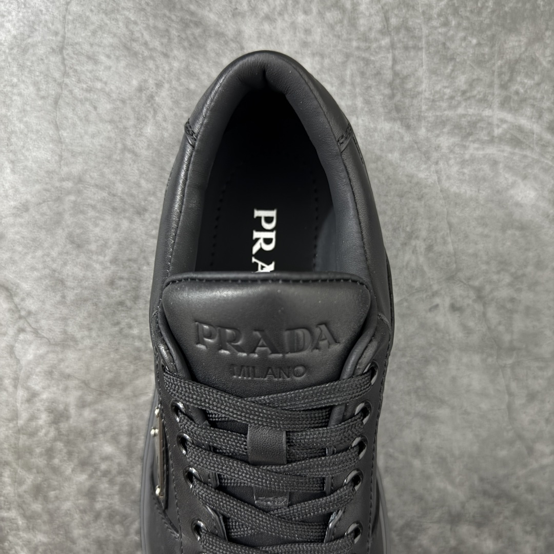 图片[8]-【YS纯原】广奢高端货 PRADA 普拉达｜春夏系列专柜新款厚底松糕运动鞋 ✦ 专柜同款廓形设计，轮廓类似麦昆 ✦ 鞋头饱满＋宽版设计，上脚显脚小 ✦ 厚底软弹脚感，非常舒适不累脚 ✦ 白色高级百搭，运动 / 休闲 / 商务通吃 ✦ 鞋身融入艺术家 Peter de Potter 标语纹样 ✦ 经典三角形徽标点缀， 辨识度拉满 ✦ 鞋面：进口防水降落伞布料 ✦ 内里：进口羊皮内里，贴脚柔软 ✦ 大底：TPU 发泡厚底，轻量回弹 ✦ 全新官方一致全套包装 尺码：35–45-选品中心