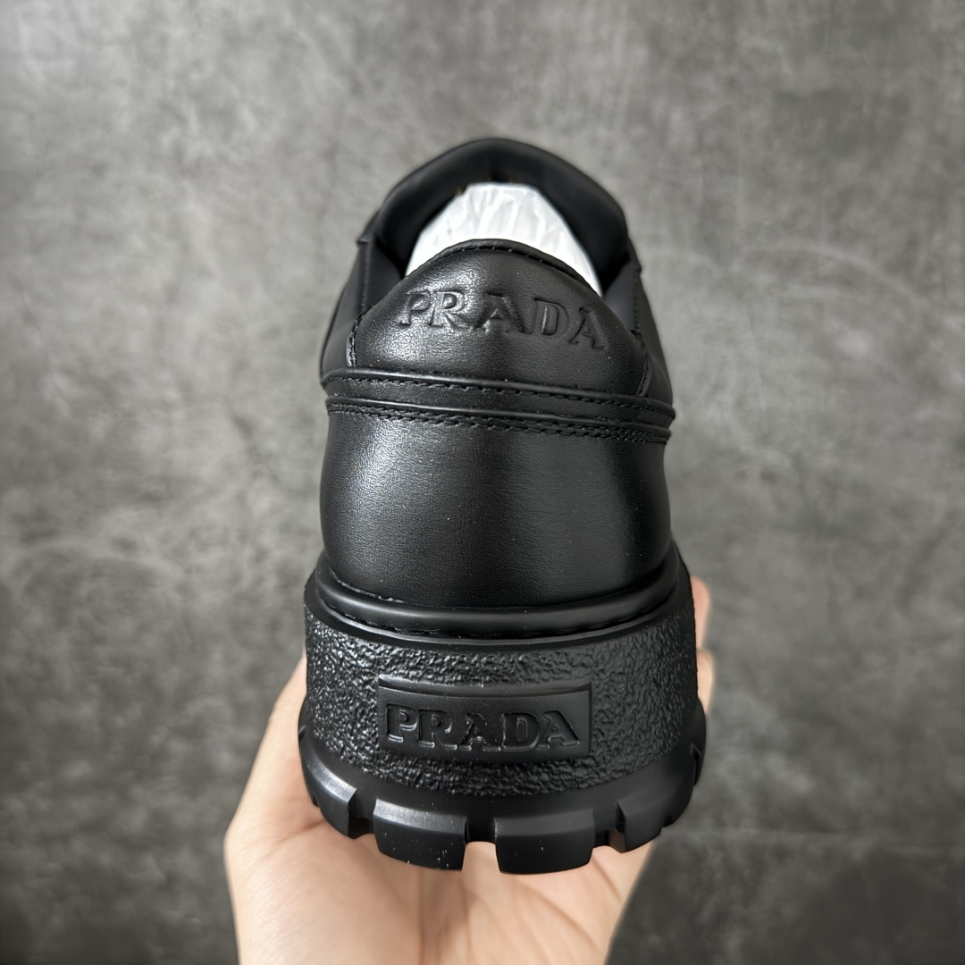 图片[4]-【YS纯原】广奢高端货 PRADA 普拉达｜春夏系列专柜新款厚底松糕运动鞋 ✦ 专柜同款廓形设计，轮廓类似麦昆 ✦ 鞋头饱满＋宽版设计，上脚显脚小 ✦ 厚底软弹脚感，非常舒适不累脚 ✦ 白色高级百搭，运动 / 休闲 / 商务通吃 ✦ 鞋身融入艺术家 Peter de Potter 标语纹样 ✦ 经典三角形徽标点缀， 辨识度拉满 ✦ 鞋面：进口防水降落伞布料 ✦ 内里：进口羊皮内里，贴脚柔软 ✦ 大底：TPU 发泡厚底，轻量回弹 ✦ 全新官方一致全套包装 尺码：35–45-选品中心