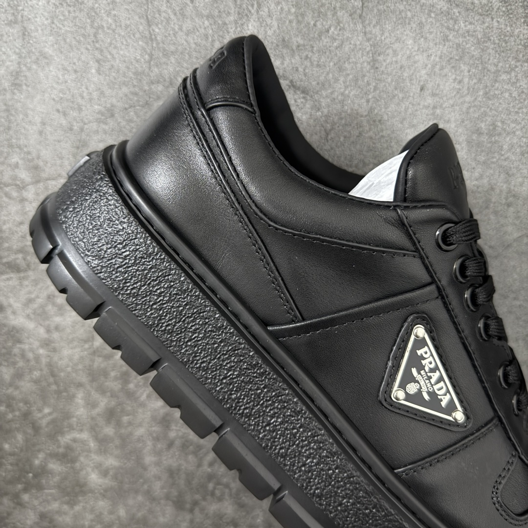 图片[7]-【YS纯原】广奢高端货 PRADA 普拉达｜春夏系列专柜新款厚底松糕运动鞋 ✦ 专柜同款廓形设计，轮廓类似麦昆 ✦ 鞋头饱满＋宽版设计，上脚显脚小 ✦ 厚底软弹脚感，非常舒适不累脚 ✦ 白色高级百搭，运动 / 休闲 / 商务通吃 ✦ 鞋身融入艺术家 Peter de Potter 标语纹样 ✦ 经典三角形徽标点缀， 辨识度拉满 ✦ 鞋面：进口防水降落伞布料 ✦ 内里：进口羊皮内里，贴脚柔软 ✦ 大底：TPU 发泡厚底，轻量回弹 ✦ 全新官方一致全套包装 尺码：35–45-选品中心