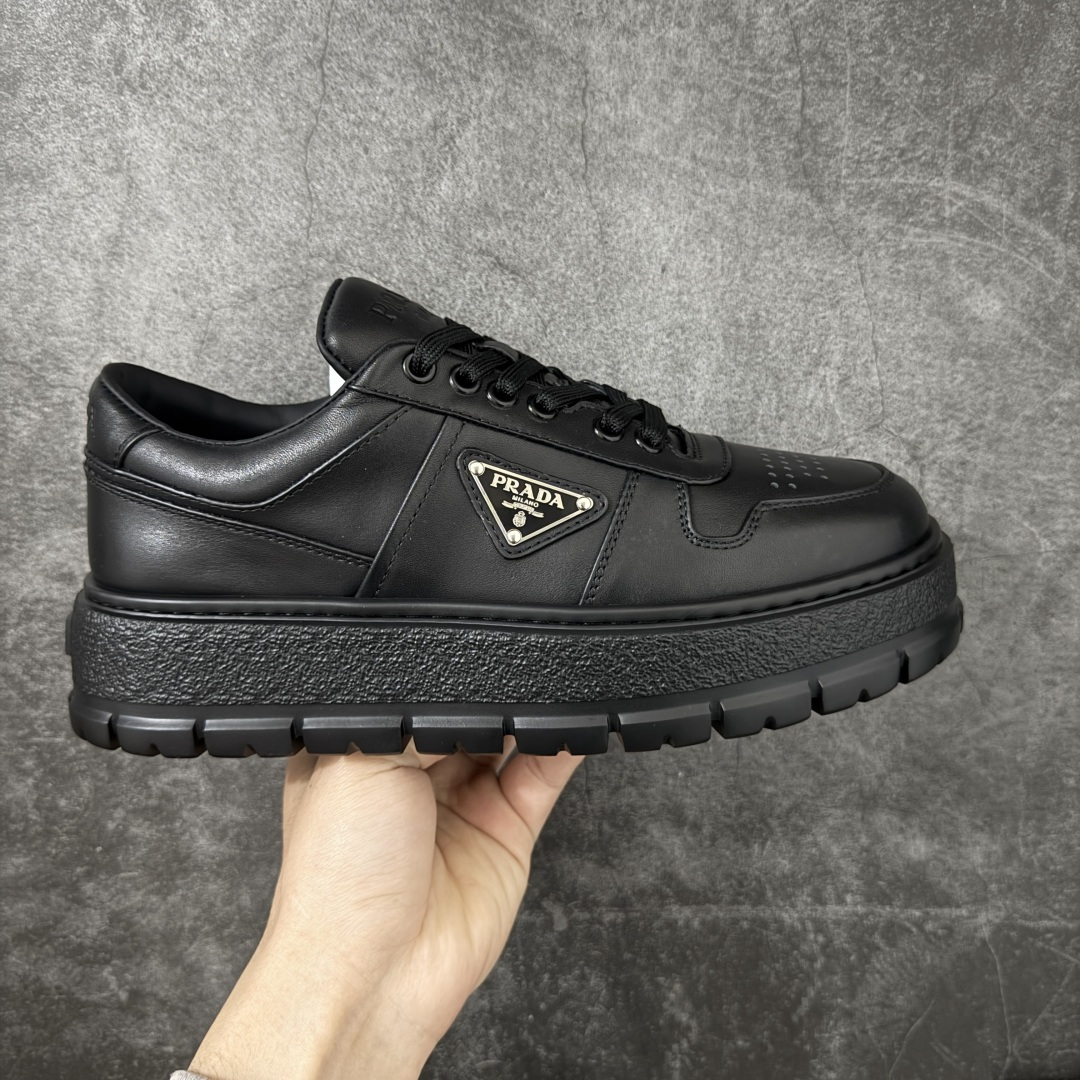 【YS纯原】广奢高端货 PRADA 普拉达｜春夏系列专柜新款厚底松糕运动鞋 ✦ 专柜同款廓形设计，轮廓类似麦昆 ✦ 鞋头饱满＋宽版设计，上脚显脚小 ✦ 厚底软弹脚感，非常舒适不累脚 ✦ 白色高级百搭，运动 / 休闲 / 商务通吃 ✦ 鞋身融入艺术家 Peter de Potter 标语纹样 ✦ 经典三角形徽标点缀， 辨识度拉满 ✦ 鞋面：进口防水降落伞布料 ✦ 内里：进口羊皮内里，贴脚柔软 ✦ 大底：TPU 发泡厚底，轻量回弹 ✦ 全新官方一致全套包装 尺码：35–45-选品中心