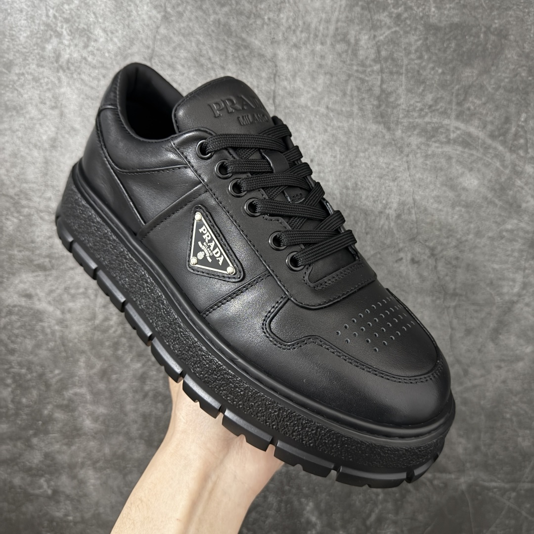 图片[3]-【YS纯原】广奢高端货 PRADA 普拉达｜春夏系列专柜新款厚底松糕运动鞋 ✦ 专柜同款廓形设计，轮廓类似麦昆 ✦ 鞋头饱满＋宽版设计，上脚显脚小 ✦ 厚底软弹脚感，非常舒适不累脚 ✦ 白色高级百搭，运动 / 休闲 / 商务通吃 ✦ 鞋身融入艺术家 Peter de Potter 标语纹样 ✦ 经典三角形徽标点缀， 辨识度拉满 ✦ 鞋面：进口防水降落伞布料 ✦ 内里：进口羊皮内里，贴脚柔软 ✦ 大底：TPU 发泡厚底，轻量回弹 ✦ 全新官方一致全套包装 尺码：35–45-选品中心