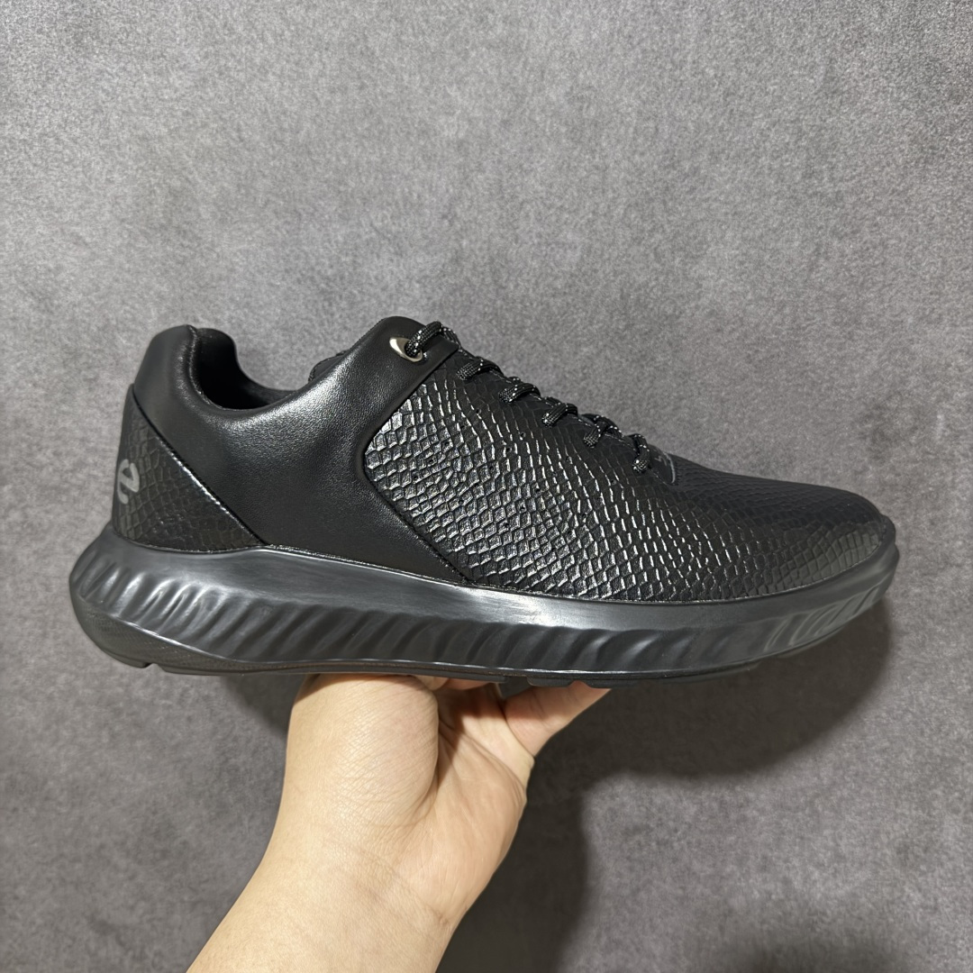 【公司级】ECCO爱步男士休闲运动鞋 缓震透气跑步鞋 BIOM2.0系列新款 柔软超轻的中底 提供出色的能量回弹和缓震体验 长效缓震的BIOM自然律动科技鞋楦 符合人体工学 带来裸足运动体验 牛皮鞋面 纹理自然 柔韧耐穿 直接注塑工艺连接鞋面与鞋底 一体成型 合脚牢固耐穿 橡胶外底 适应多种地形 防滑耐磨 强劲抓地 适跑畅练 城市运动鞋 货号： 875825-025511 尺码：39 40 41 42 43 44-选品中心