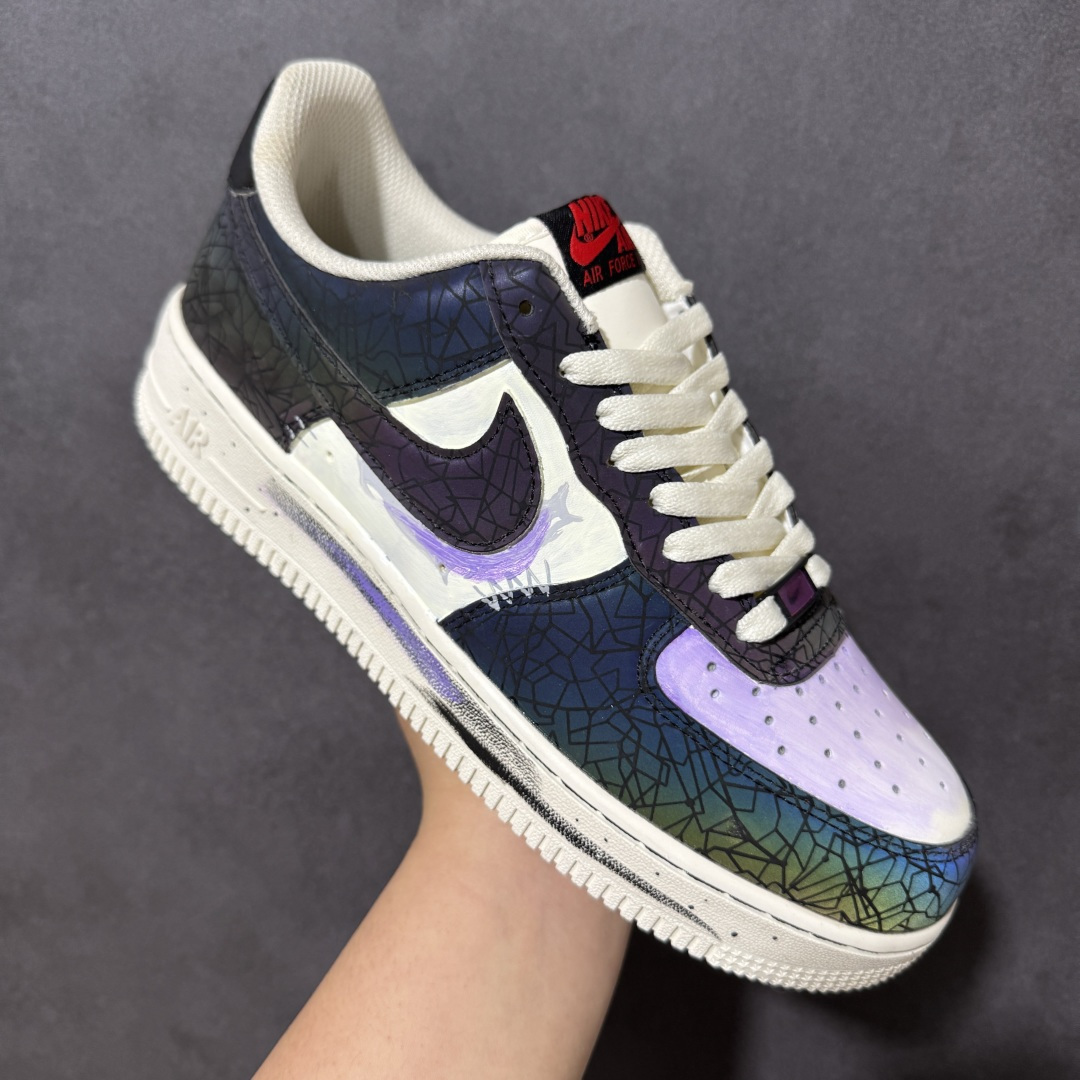 图片[3]-【定制版】手绘涂鸦“幻彩碎镜”Nike Air Force 1 “Stained Glass Shard”空军一号定制板鞋 这双鞋以「碎镜折射」为灵感，将渐变的紫、蓝、绿、金幻彩纹理，用裂纹线条分割成无数细碎光斑，像阳光穿过教堂彩绘玻璃时的璀璨瞬间。米白基底搭配做旧刷漆细节，在复古质感中注入未来感的流光溢彩，每一步都像把星河踩在脚下，既适合日常街头穿搭 货号：DY2023-203 尺码： 36 36.5 37.5 38 38.5 39 40 40.5 41 42 42.5 43 44 44.5 45-选品中心