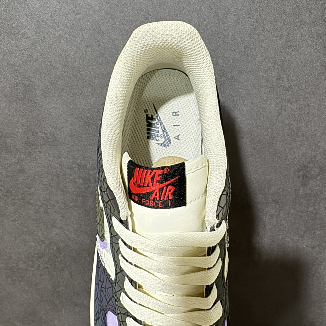 图片[6]-【定制版】手绘涂鸦“幻彩碎镜”Nike Air Force 1 “Stained Glass Shard”空军一号定制板鞋 这双鞋以「碎镜折射」为灵感，将渐变的紫、蓝、绿、金幻彩纹理，用裂纹线条分割成无数细碎光斑，像阳光穿过教堂彩绘玻璃时的璀璨瞬间。米白基底搭配做旧刷漆细节，在复古质感中注入未来感的流光溢彩，每一步都像把星河踩在脚下，既适合日常街头穿搭 货号：DY2023-203 尺码： 36 36.5 37.5 38 38.5 39 40 40.5 41 42 42.5 43 44 44.5 45-选品中心