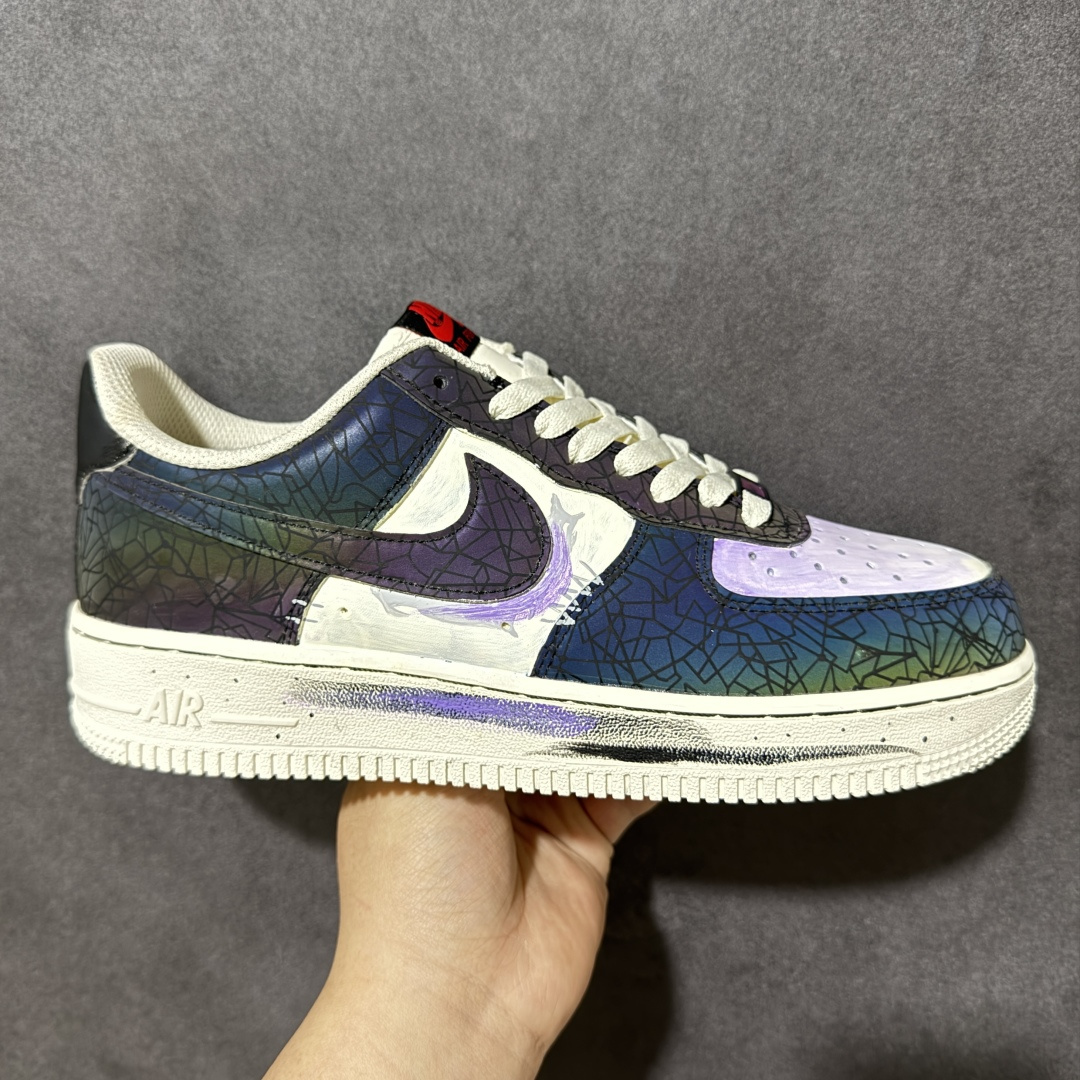 【定制版】手绘涂鸦“幻彩碎镜”Nike Air Force 1 “Stained Glass Shard”空军一号定制板鞋 这双鞋以「碎镜折射」为灵感，将渐变的紫、蓝、绿、金幻彩纹理，用裂纹线条分割成无数细碎光斑，像阳光穿过教堂彩绘玻璃时的璀璨瞬间。米白基底搭配做旧刷漆细节，在复古质感中注入未来感的流光溢彩，每一步都像把星河踩在脚下，既适合日常街头穿搭 货号：DY2023-203 尺码： 36 36.5 37.5 38 38.5 39 40 40.5 41 42 42.5 43 44 44.5 45-选品中心