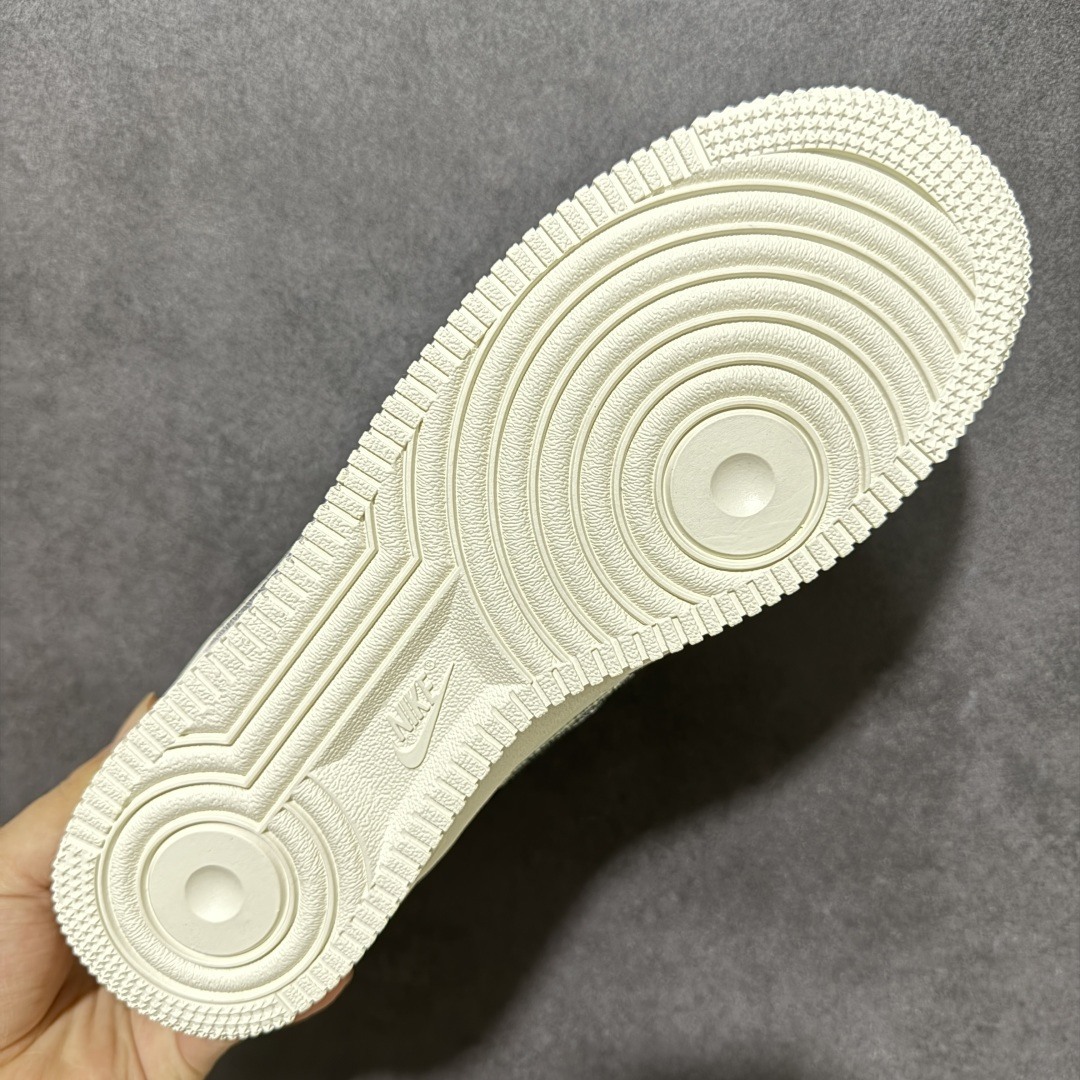 图片[9]-【定制版】手绘涂鸦“幻彩碎镜”Nike Air Force 1 “Stained Glass Shard”空军一号定制板鞋 这双鞋以「碎镜折射」为灵感，将渐变的紫、蓝、绿、金幻彩纹理，用裂纹线条分割成无数细碎光斑，像阳光穿过教堂彩绘玻璃时的璀璨瞬间。米白基底搭配做旧刷漆细节，在复古质感中注入未来感的流光溢彩，每一步都像把星河踩在脚下，既适合日常街头穿搭 货号：DY2023-203 尺码： 36 36.5 37.5 38 38.5 39 40 40.5 41 42 42.5 43 44 44.5 45-选品中心