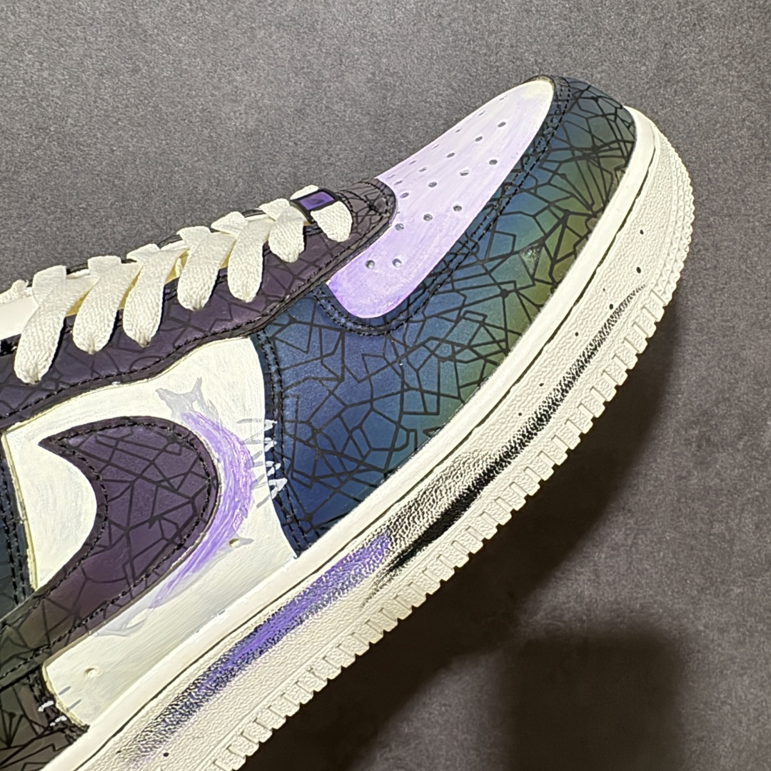 图片[7]-【定制版】手绘涂鸦“幻彩碎镜”Nike Air Force 1 “Stained Glass Shard”空军一号定制板鞋 这双鞋以「碎镜折射」为灵感，将渐变的紫、蓝、绿、金幻彩纹理，用裂纹线条分割成无数细碎光斑，像阳光穿过教堂彩绘玻璃时的璀璨瞬间。米白基底搭配做旧刷漆细节，在复古质感中注入未来感的流光溢彩，每一步都像把星河踩在脚下，既适合日常街头穿搭 货号：DY2023-203 尺码： 36 36.5 37.5 38 38.5 39 40 40.5 41 42 42.5 43 44 44.5 45-选品中心