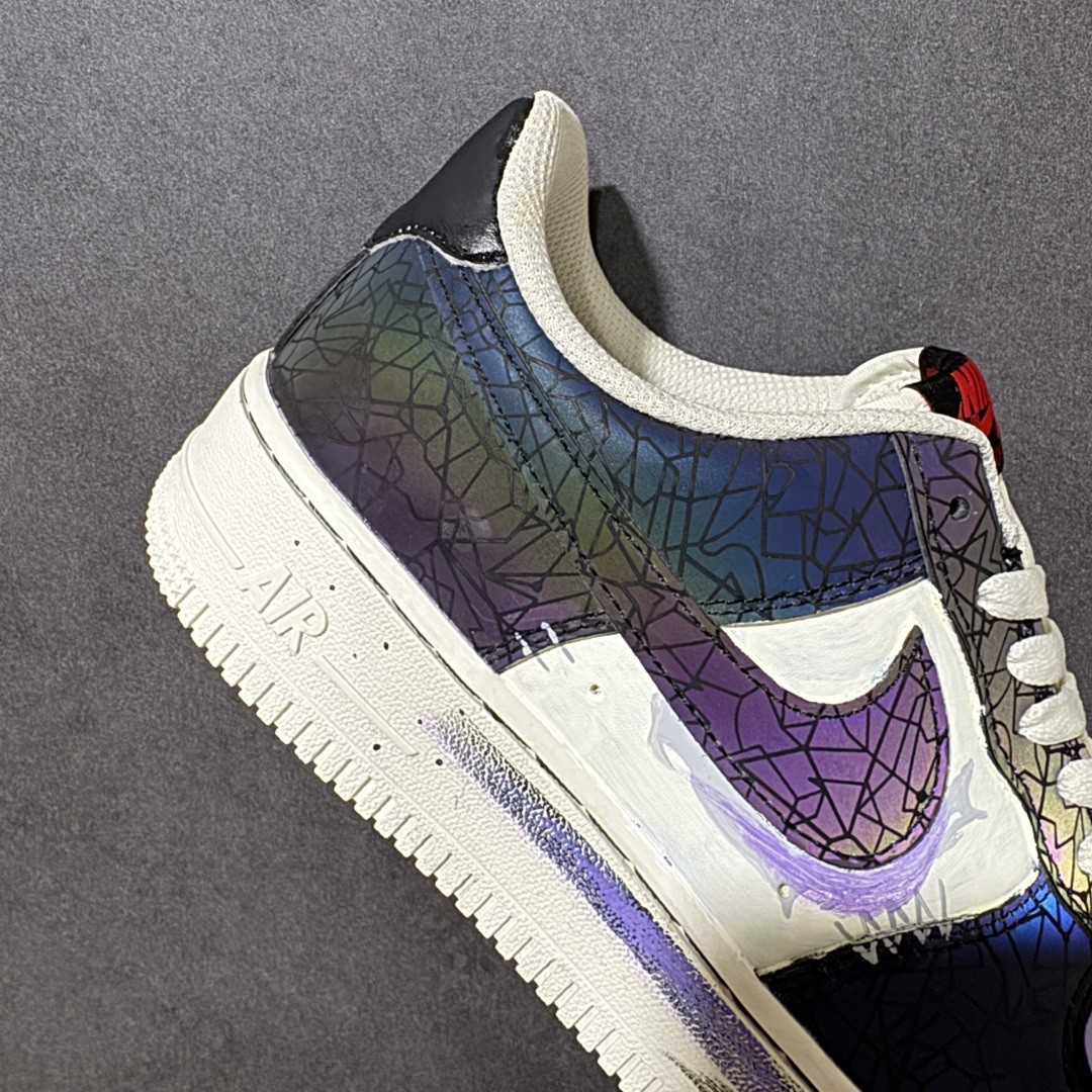 图片[8]-【定制版】手绘涂鸦“幻彩碎镜”Nike Air Force 1 “Stained Glass Shard”空军一号定制板鞋 这双鞋以「碎镜折射」为灵感，将渐变的紫、蓝、绿、金幻彩纹理，用裂纹线条分割成无数细碎光斑，像阳光穿过教堂彩绘玻璃时的璀璨瞬间。米白基底搭配做旧刷漆细节，在复古质感中注入未来感的流光溢彩，每一步都像把星河踩在脚下，既适合日常街头穿搭 货号：DY2023-203 尺码： 36 36.5 37.5 38 38.5 39 40 40.5 41 42 42.5 43 44 44.5 45-选品中心