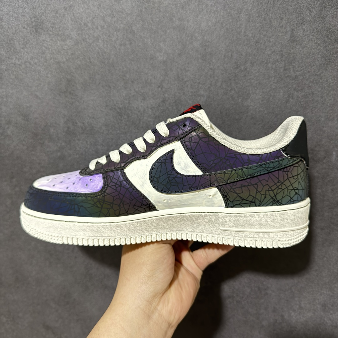 图片[2]-【定制版】手绘涂鸦“幻彩碎镜”Nike Air Force 1 “Stained Glass Shard”空军一号定制板鞋 这双鞋以「碎镜折射」为灵感，将渐变的紫、蓝、绿、金幻彩纹理，用裂纹线条分割成无数细碎光斑，像阳光穿过教堂彩绘玻璃时的璀璨瞬间。米白基底搭配做旧刷漆细节，在复古质感中注入未来感的流光溢彩，每一步都像把星河踩在脚下，既适合日常街头穿搭 货号：DY2023-203 尺码： 36 36.5 37.5 38 38.5 39 40 40.5 41 42 42.5 43 44 44.5 45-选品中心