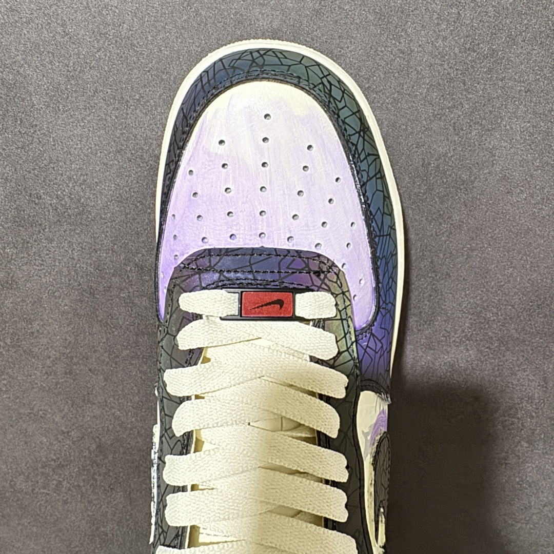 图片[5]-【定制版】手绘涂鸦“幻彩碎镜”Nike Air Force 1 “Stained Glass Shard”空军一号定制板鞋 这双鞋以「碎镜折射」为灵感，将渐变的紫、蓝、绿、金幻彩纹理，用裂纹线条分割成无数细碎光斑，像阳光穿过教堂彩绘玻璃时的璀璨瞬间。米白基底搭配做旧刷漆细节，在复古质感中注入未来感的流光溢彩，每一步都像把星河踩在脚下，既适合日常街头穿搭 货号：DY2023-203 尺码： 36 36.5 37.5 38 38.5 39 40 40.5 41 42 42.5 43 44 44.5 45-选品中心