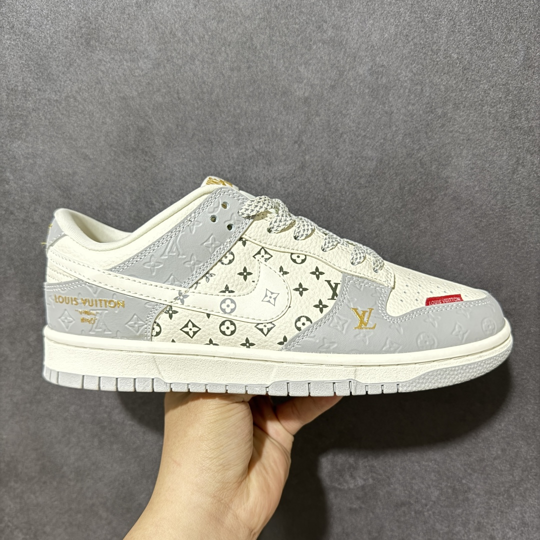 【定制版】灰调老花 潮酷出圈SB DUNK LOW 经典低帮版型融合LV老花元素，灰白撞色层次高级，烫金Logo点缀轻奢质感，细节处的挂饰与红标设计吸睛度拉满。鞋面采用细腻皮革拼接，透气舒适又耐穿，橡胶大底防滑耐磨，日常出街或潮流穿搭都能轻松驾驭，复古与奢华碰撞，辨识度拉满，轻松打造街头高级感，是潮人鞋柜必入的百搭利器。 货号：MN1688-107 尺码：36 36.5 37.5 38 38.5 39 40 40.5 41 42 42.5 43 44 44.5 45-选品中心
