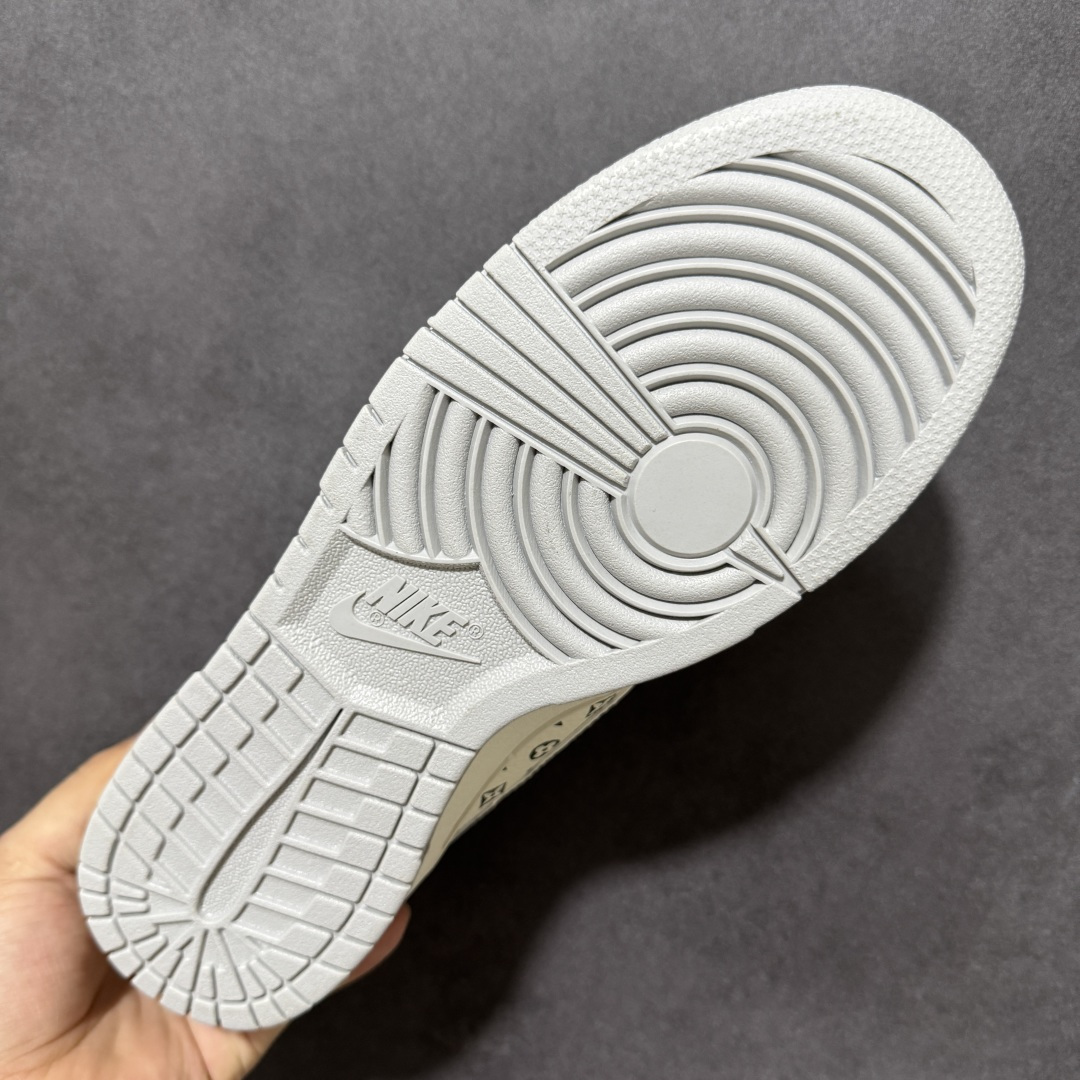 图片[9]-【定制版】灰调老花 潮酷出圈SB DUNK LOW 经典低帮版型融合LV老花元素，灰白撞色层次高级，烫金Logo点缀轻奢质感，细节处的挂饰与红标设计吸睛度拉满。鞋面采用细腻皮革拼接，透气舒适又耐穿，橡胶大底防滑耐磨，日常出街或潮流穿搭都能轻松驾驭，复古与奢华碰撞，辨识度拉满，轻松打造街头高级感，是潮人鞋柜必入的百搭利器。 货号：MN1688-107 尺码：36 36.5 37.5 38 38.5 39 40 40.5 41 42 42.5 43 44 44.5 45-选品中心