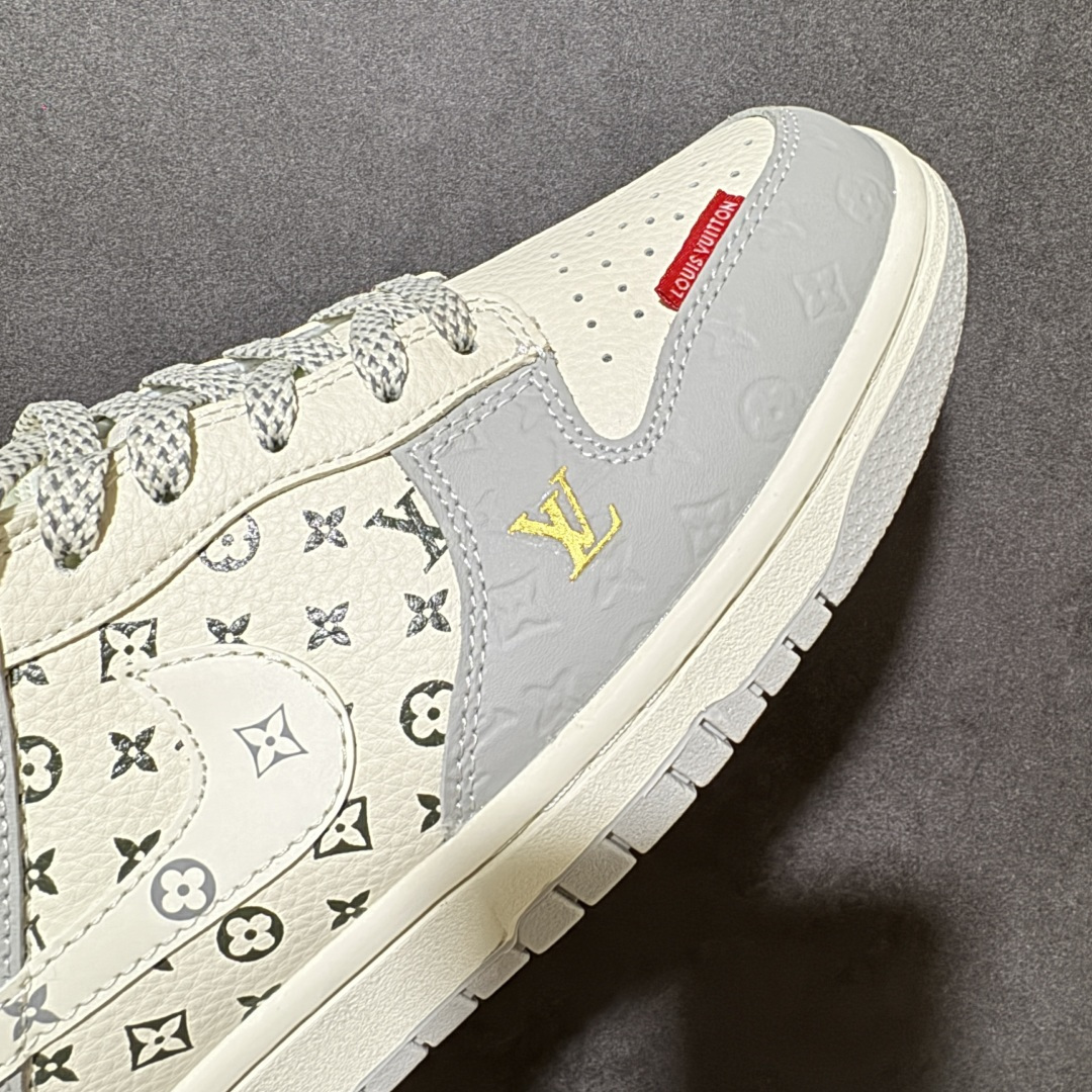 图片[7]-【定制版】灰调老花 潮酷出圈SB DUNK LOW 经典低帮版型融合LV老花元素，灰白撞色层次高级，烫金Logo点缀轻奢质感，细节处的挂饰与红标设计吸睛度拉满。鞋面采用细腻皮革拼接，透气舒适又耐穿，橡胶大底防滑耐磨，日常出街或潮流穿搭都能轻松驾驭，复古与奢华碰撞，辨识度拉满，轻松打造街头高级感，是潮人鞋柜必入的百搭利器。 货号：MN1688-107 尺码：36 36.5 37.5 38 38.5 39 40 40.5 41 42 42.5 43 44 44.5 45-选品中心