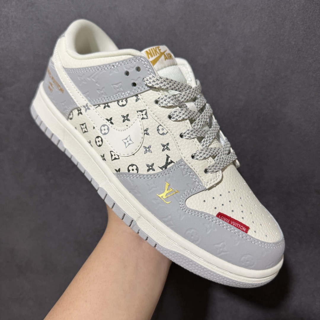 图片[3]-【定制版】灰调老花 潮酷出圈SB DUNK LOW 经典低帮版型融合LV老花元素，灰白撞色层次高级，烫金Logo点缀轻奢质感，细节处的挂饰与红标设计吸睛度拉满。鞋面采用细腻皮革拼接，透气舒适又耐穿，橡胶大底防滑耐磨，日常出街或潮流穿搭都能轻松驾驭，复古与奢华碰撞，辨识度拉满，轻松打造街头高级感，是潮人鞋柜必入的百搭利器。 货号：MN1688-107 尺码：36 36.5 37.5 38 38.5 39 40 40.5 41 42 42.5 43 44 44.5 45-选品中心
