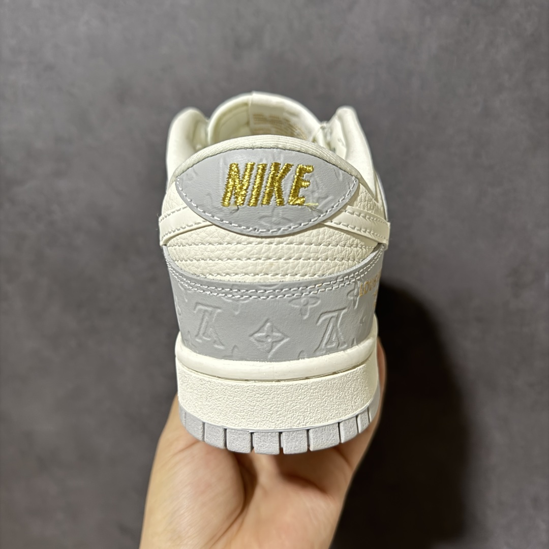 图片[4]-【定制版】灰调老花 潮酷出圈SB DUNK LOW 经典低帮版型融合LV老花元素，灰白撞色层次高级，烫金Logo点缀轻奢质感，细节处的挂饰与红标设计吸睛度拉满。鞋面采用细腻皮革拼接，透气舒适又耐穿，橡胶大底防滑耐磨，日常出街或潮流穿搭都能轻松驾驭，复古与奢华碰撞，辨识度拉满，轻松打造街头高级感，是潮人鞋柜必入的百搭利器。 货号：MN1688-107 尺码：36 36.5 37.5 38 38.5 39 40 40.5 41 42 42.5 43 44 44.5 45-选品中心