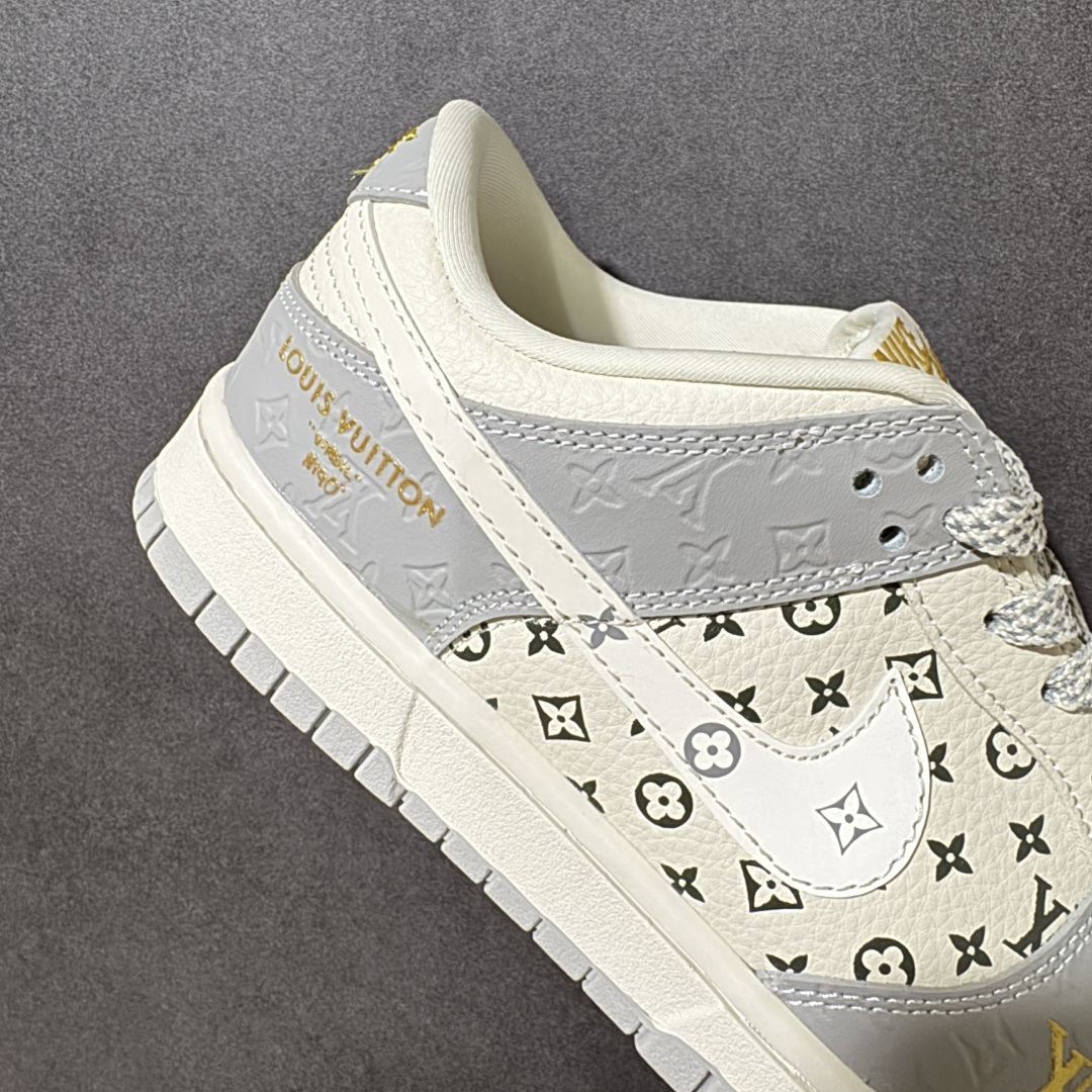 图片[8]-【定制版】灰调老花 潮酷出圈SB DUNK LOW 经典低帮版型融合LV老花元素，灰白撞色层次高级，烫金Logo点缀轻奢质感，细节处的挂饰与红标设计吸睛度拉满。鞋面采用细腻皮革拼接，透气舒适又耐穿，橡胶大底防滑耐磨，日常出街或潮流穿搭都能轻松驾驭，复古与奢华碰撞，辨识度拉满，轻松打造街头高级感，是潮人鞋柜必入的百搭利器。 货号：MN1688-107 尺码：36 36.5 37.5 38 38.5 39 40 40.5 41 42 42.5 43 44 44.5 45-选品中心