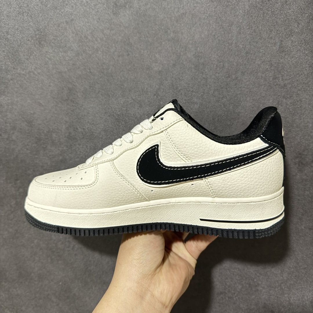 图片[2]-【定制版】空军一号经典回潮，米白黑撞色拿捏复古感 细腻荔枝纹皮革+双层Swoosh设计，细节拉满 后跟NIKE标识+中底AIR字样，辨识度直接拉满 上脚秒变街头焦点，通勤/出街/滑板都能打 百搭不挑人，闭眼入不踩雷。 货号：DW8806-001 尺码：36 36.5 37.5 38 38.5 39 40 40.5 41 42 42.5 43 44 44.5 45-选品中心